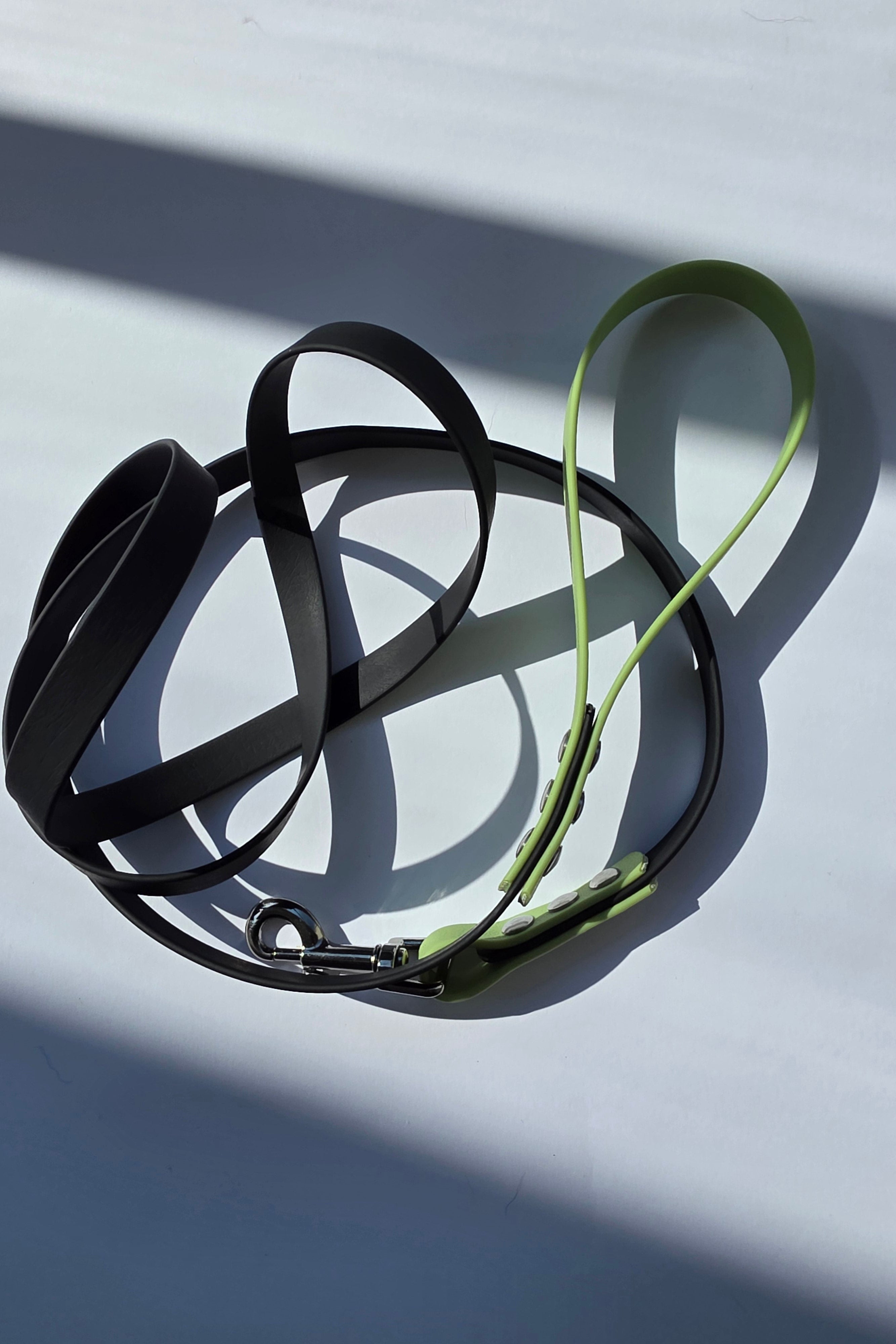 Pavadėlis su žalia rankena dengtas PVC, Juodas