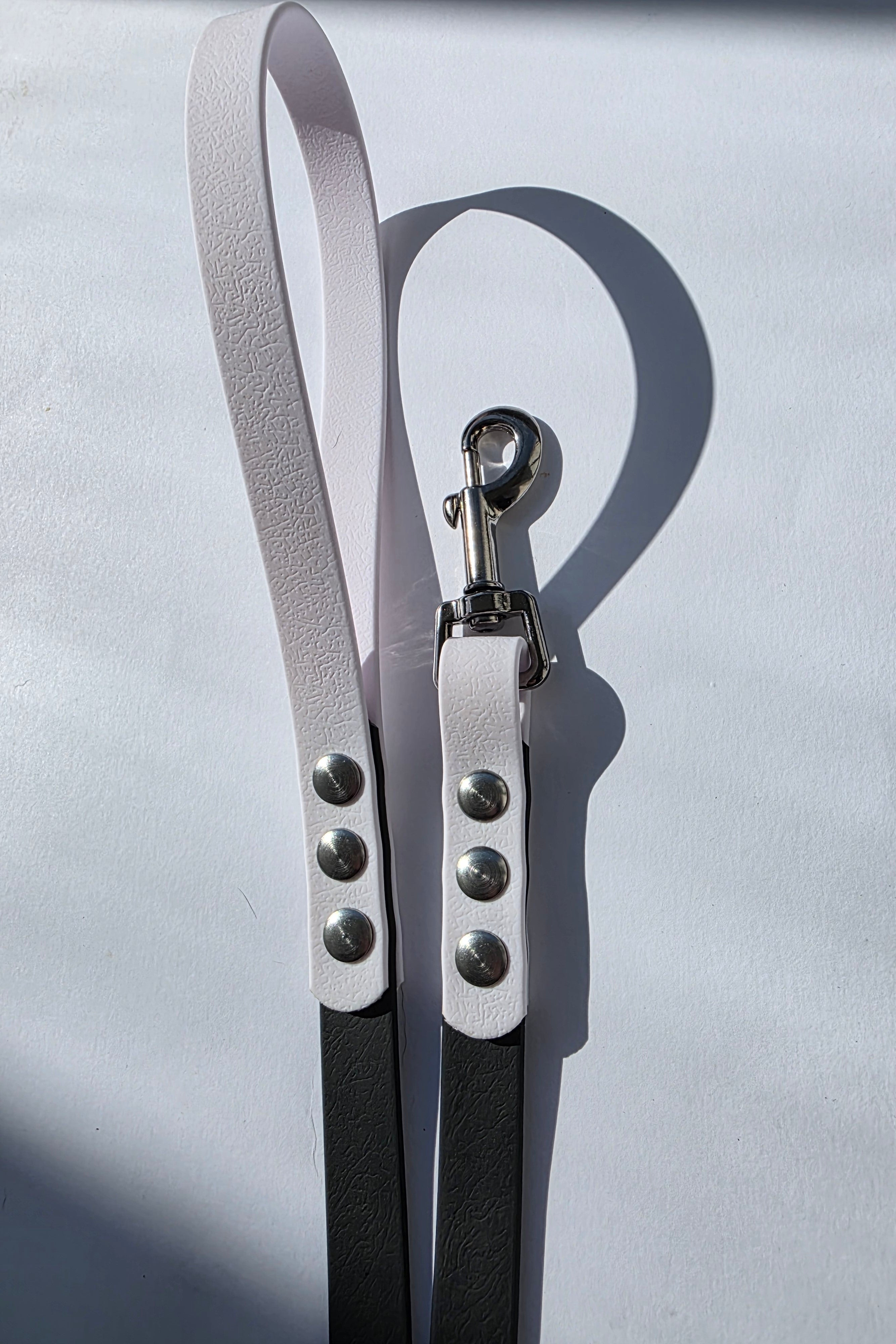 Pavadėlis dengtas PVC, juodas su balta rankena