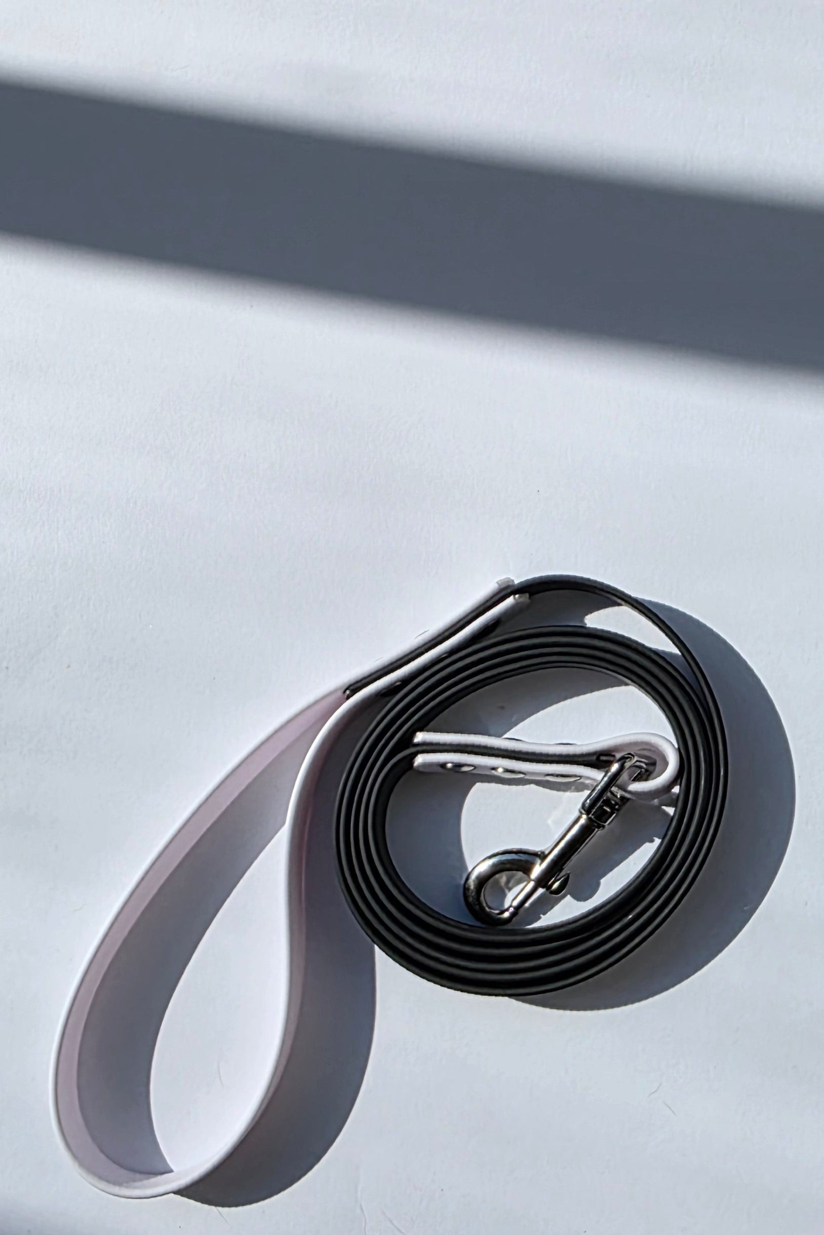 Pavadėlis dengtas PVC, juodas su balta rankena