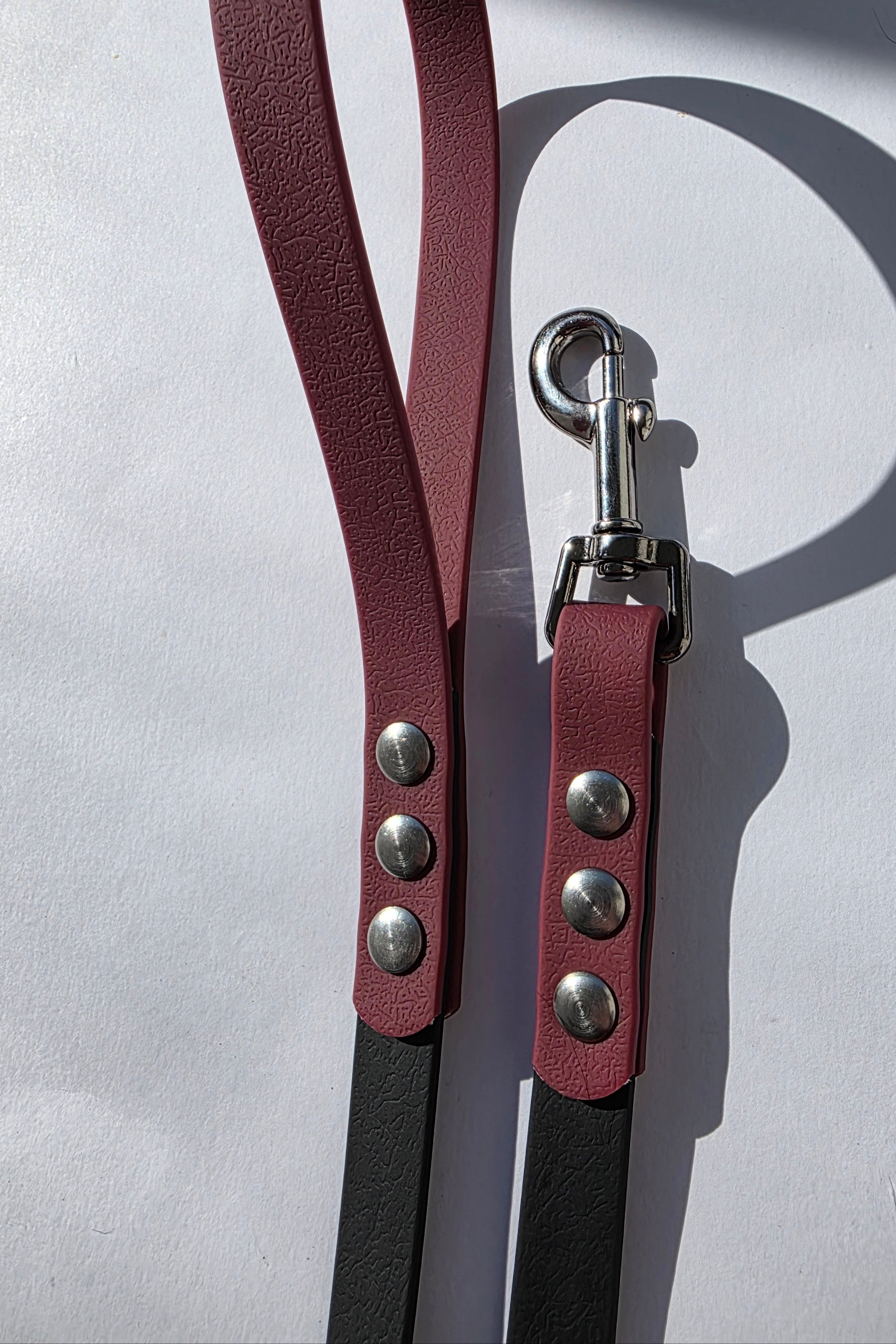 Pavadėlis dengtas PVC, juodas su bordo rankena