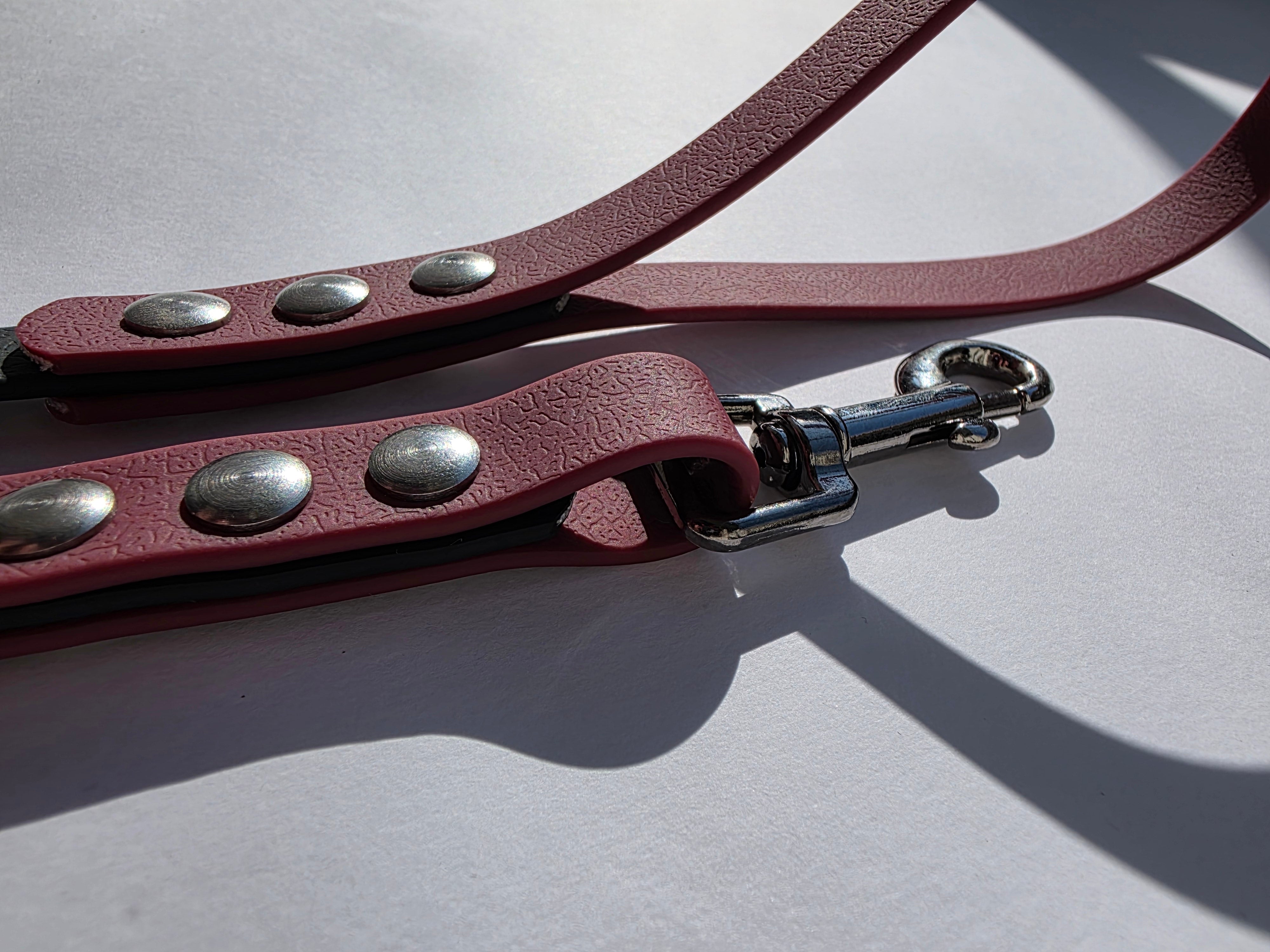 Pavadėlis dengtas PVC, juodas su bordo rankena