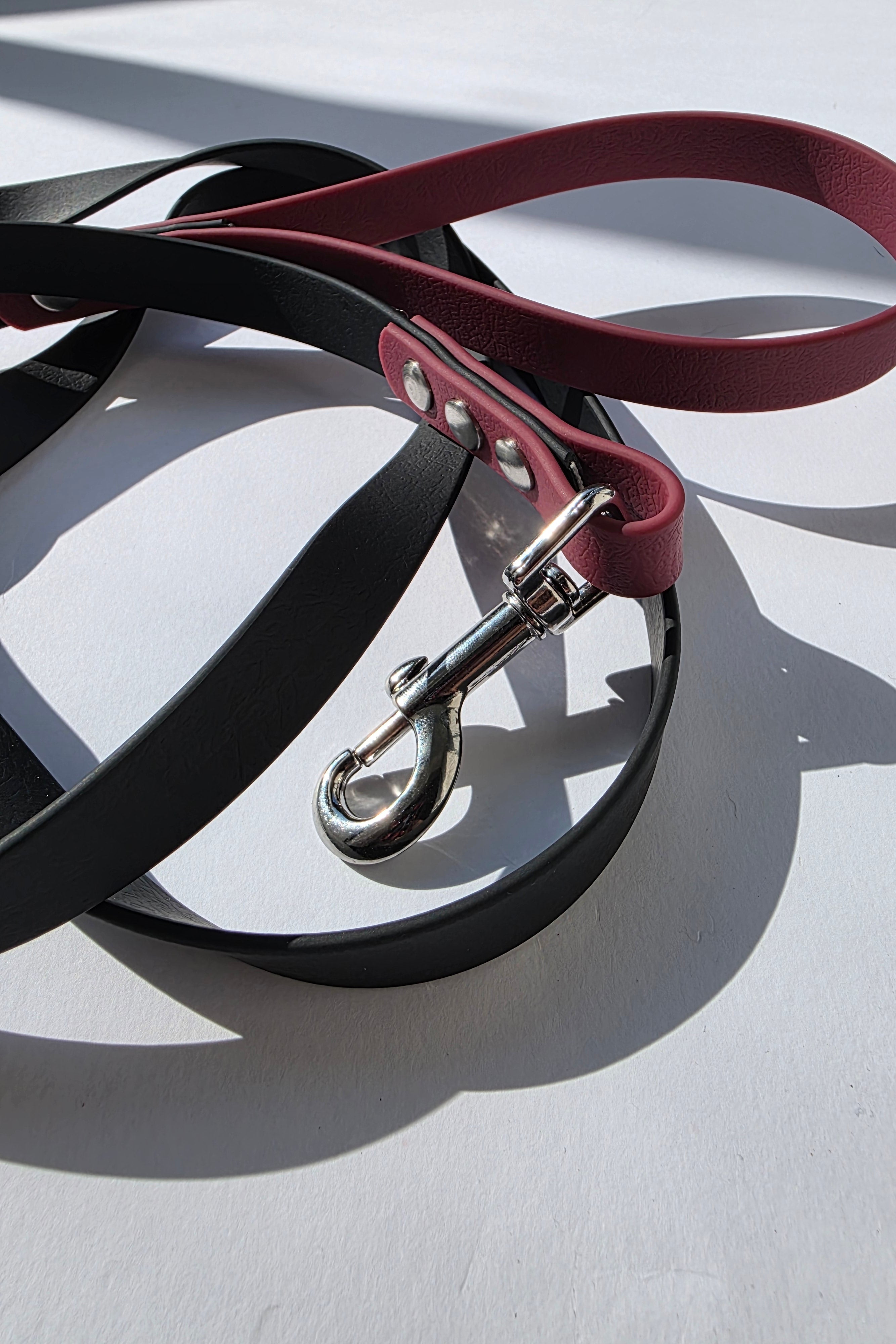 Pavadėlis dengtas PVC, juodas su bordo rankena