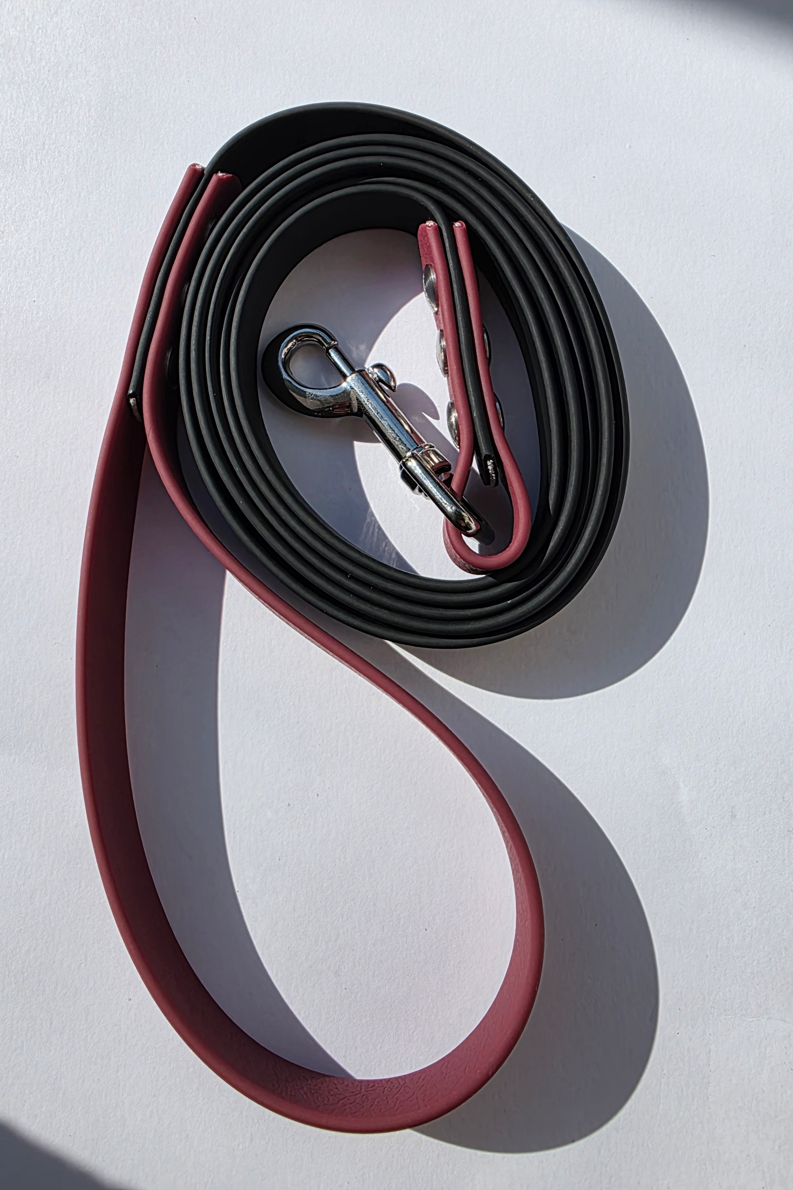 Pavadėlis dengtas PVC, juodas su bordo rankena