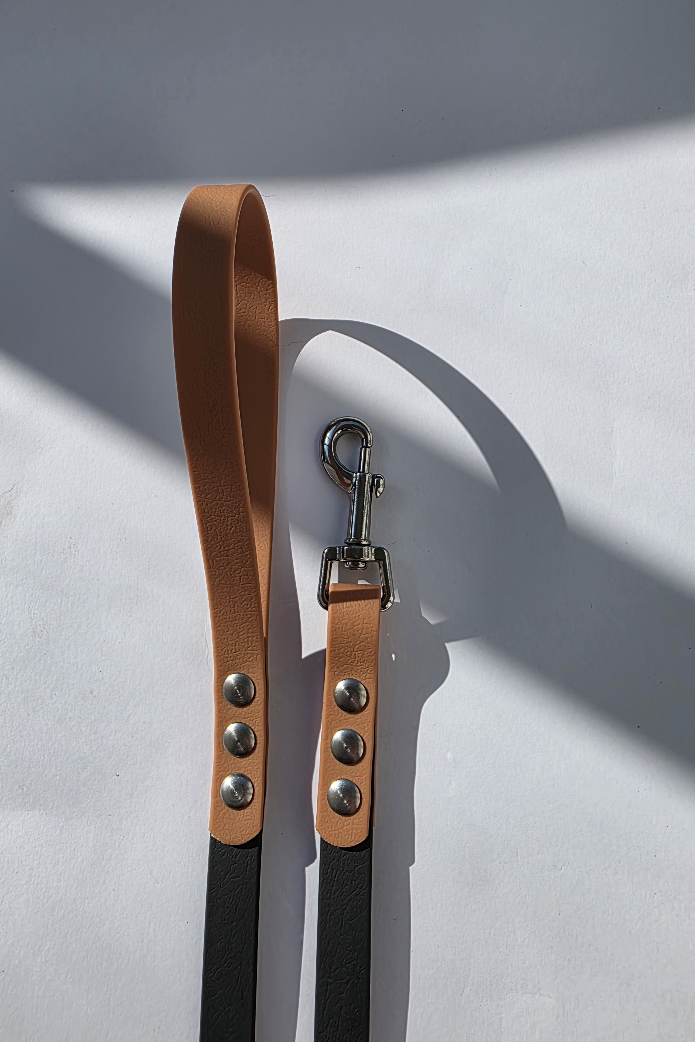 Pavadėlis dengtas PVC, juodas su ruda rankena