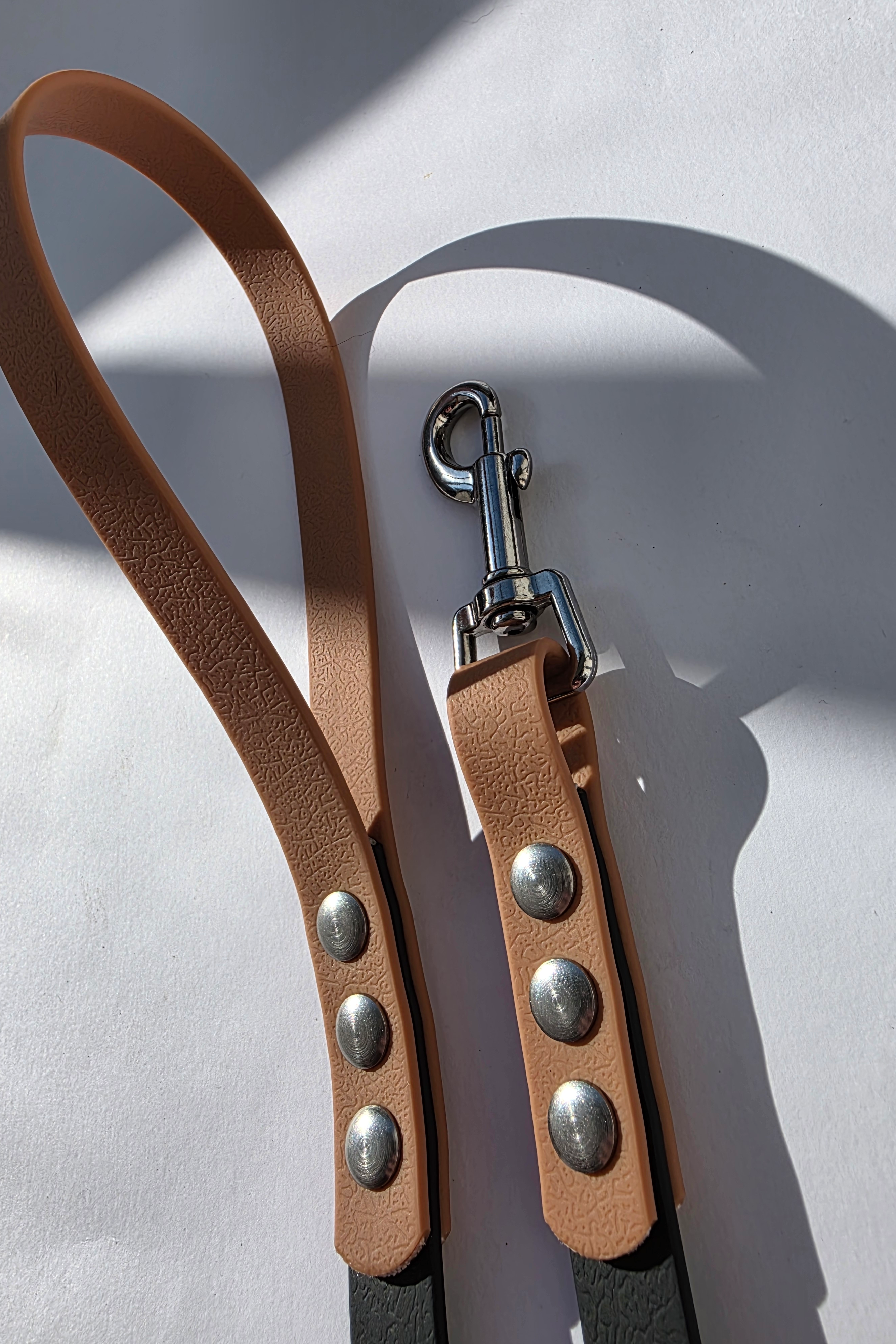 Pavadėlis dengtas PVC, juodas su ruda rankena