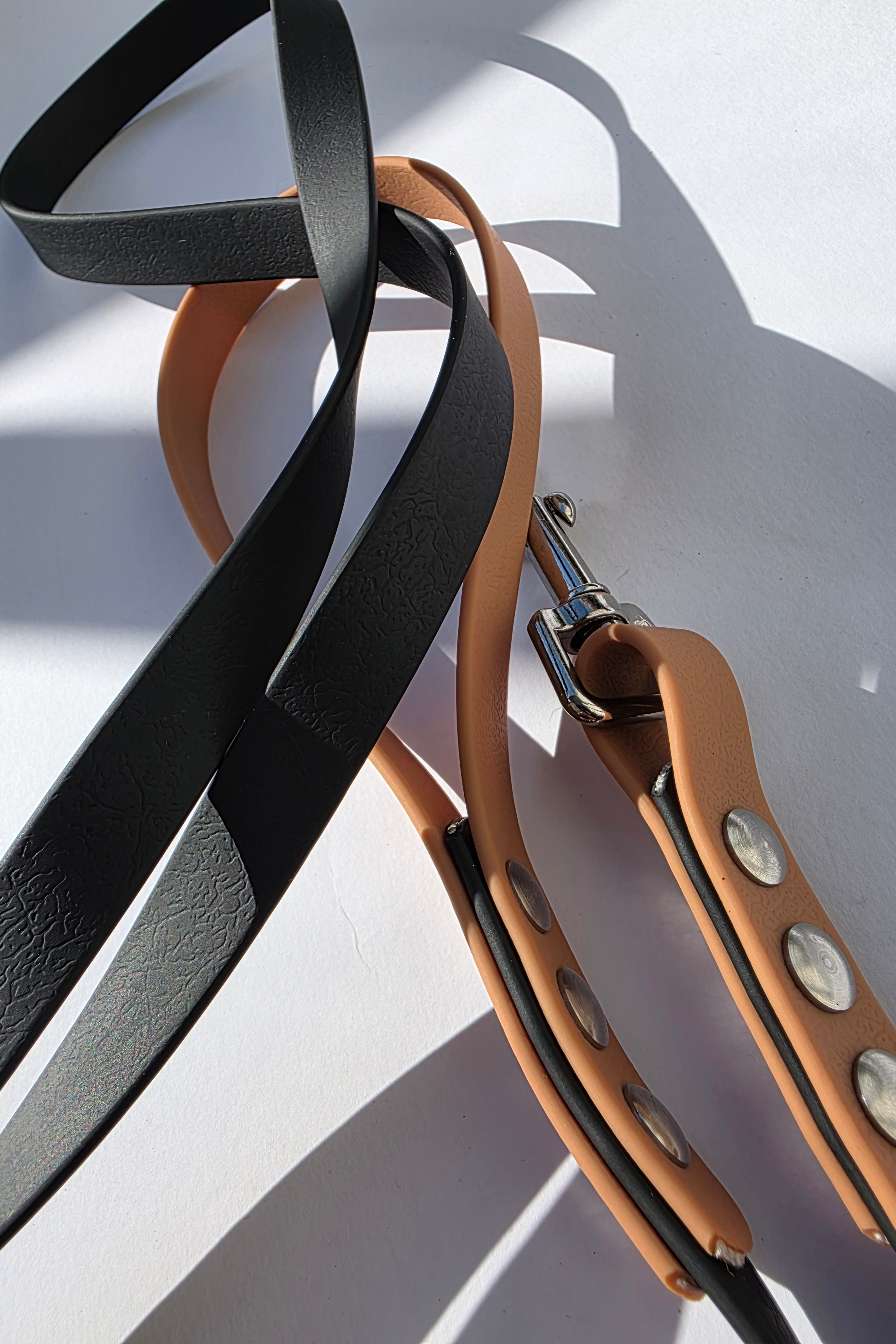 Pavadėlis dengtas PVC, juodas su ruda rankena