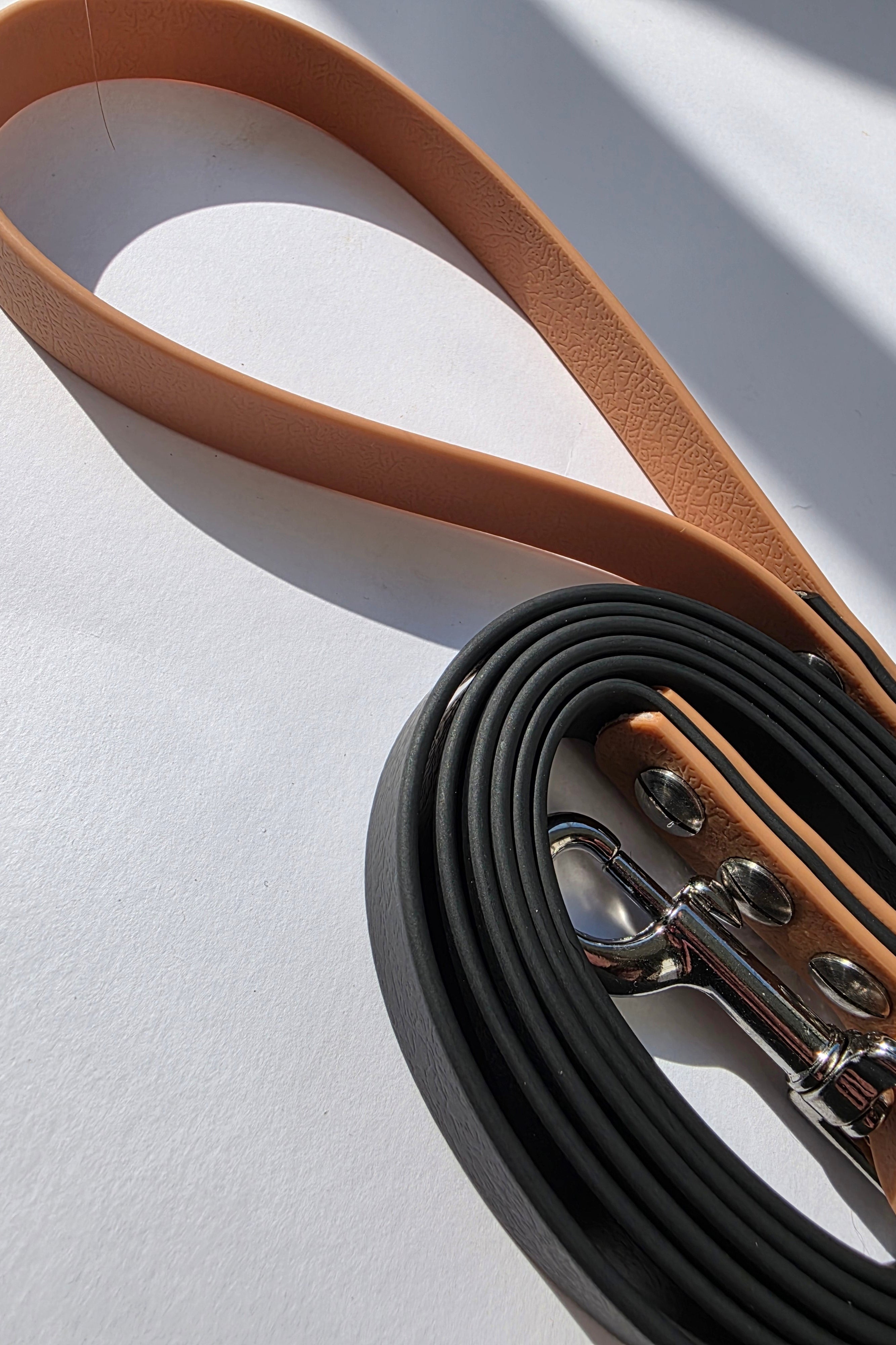 Pavadėlis dengtas PVC, juodas su ruda rankena