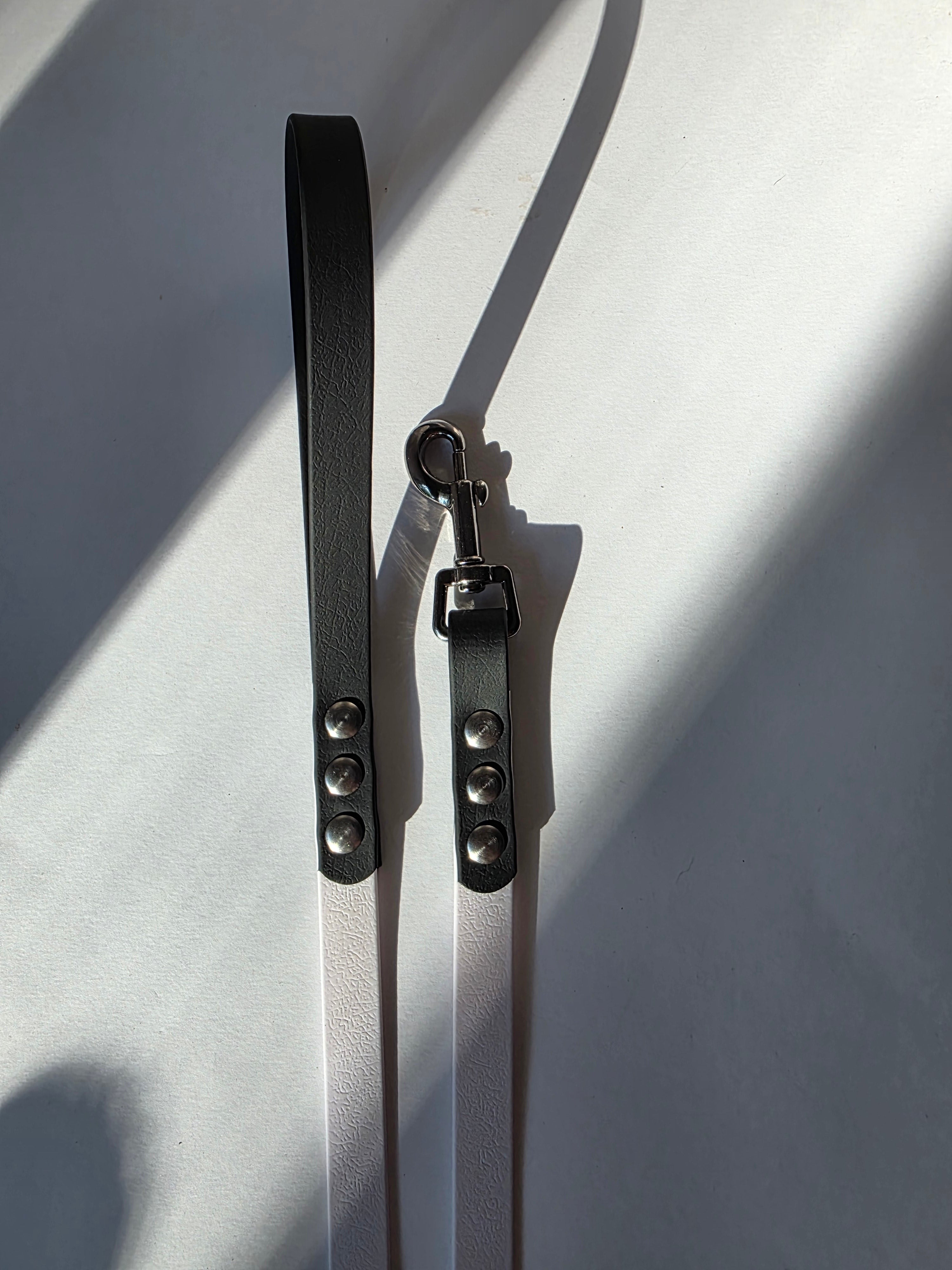 Pavadėlis dengtas PVC, baltas su juoda rankena