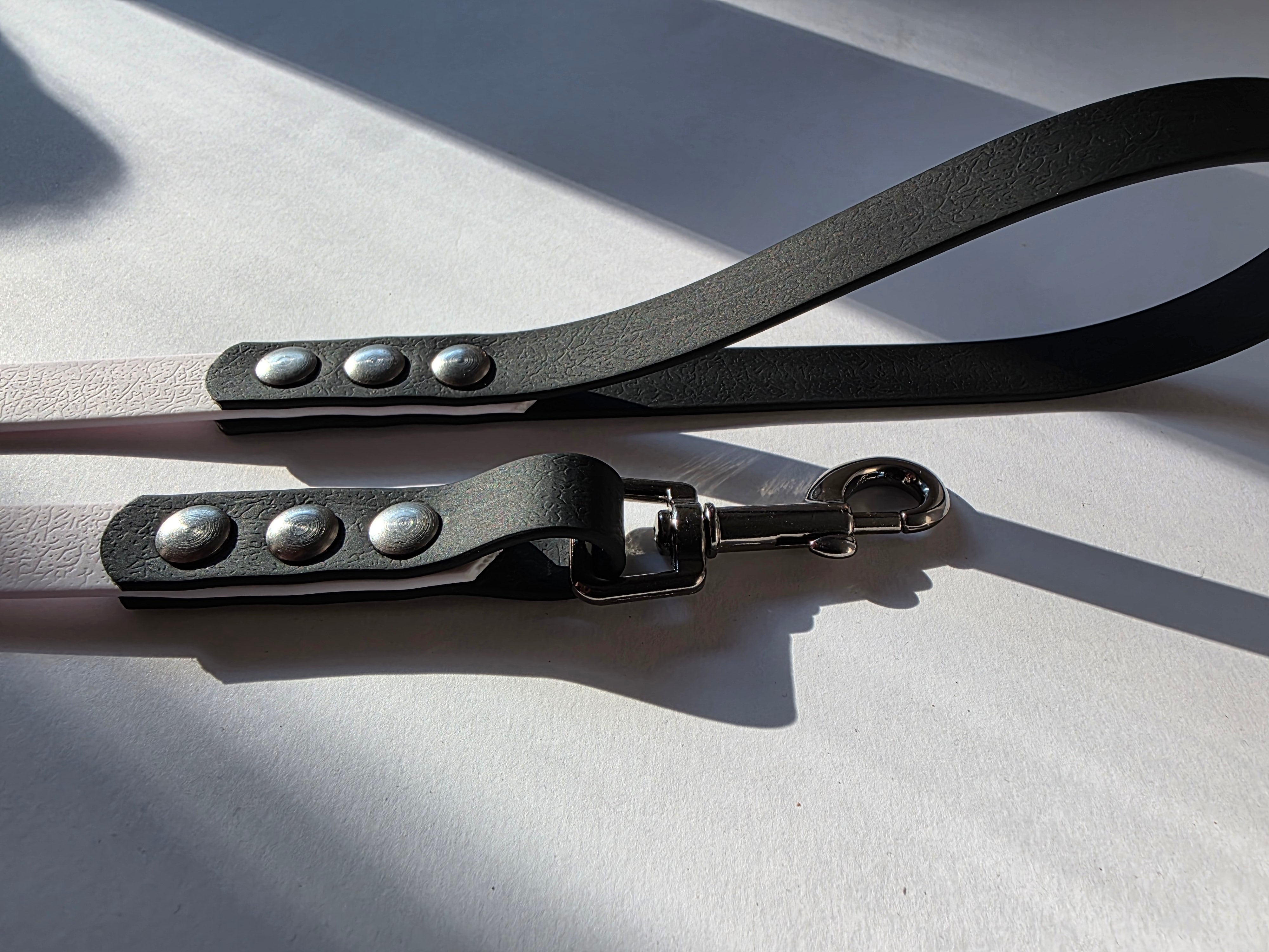 Pavadėlis dengtas PVC, baltas su juoda rankena