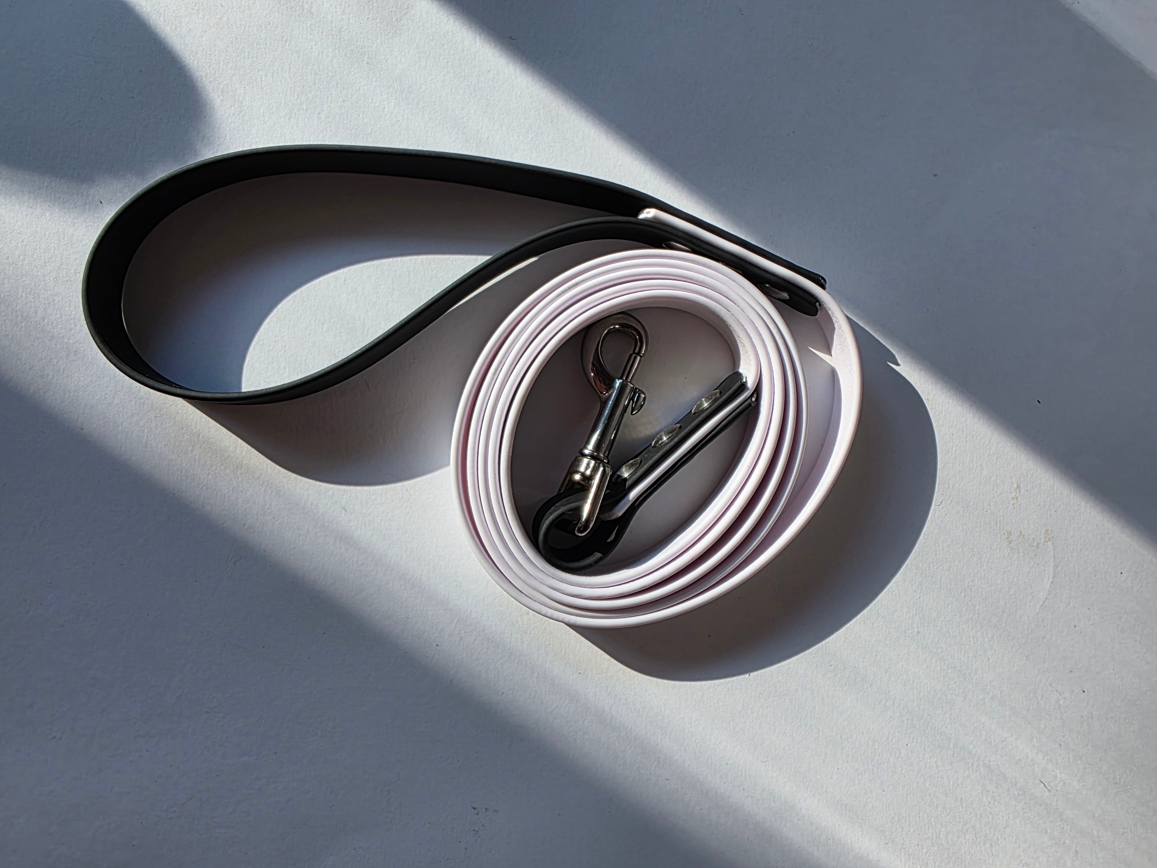 Pavadėlis dengtas PVC, baltas su juoda rankena