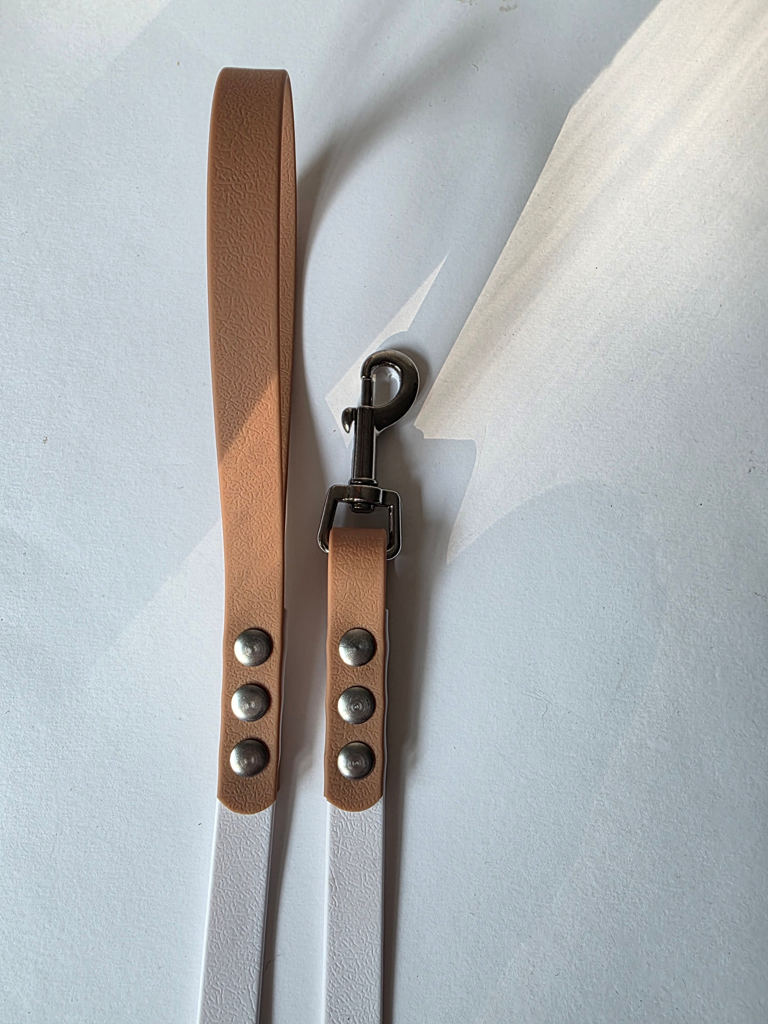 Pavadėlis dengtas PVC, baltas su ruda rankena