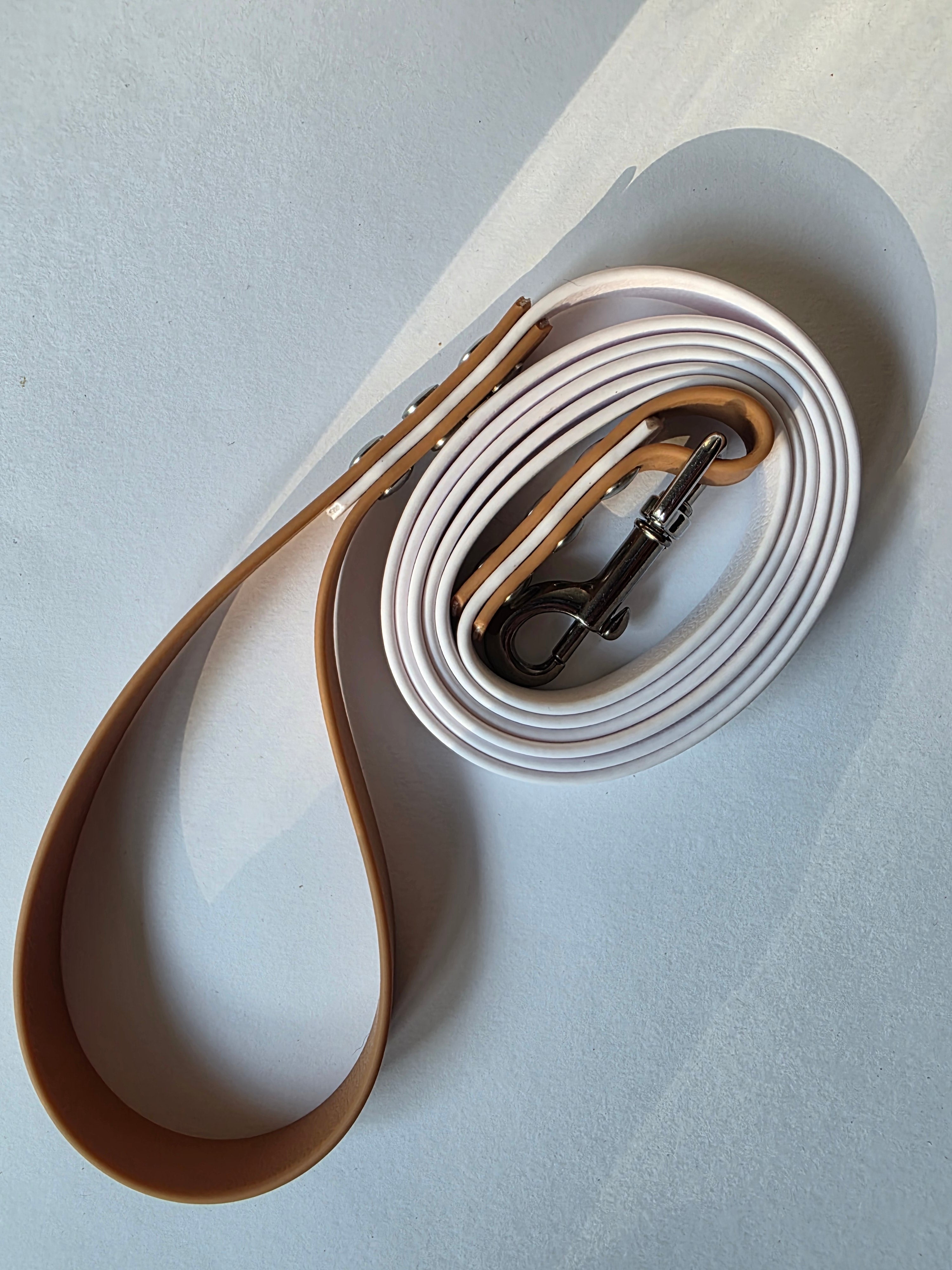 Pavadėlis dengtas PVC, baltas su ruda rankena