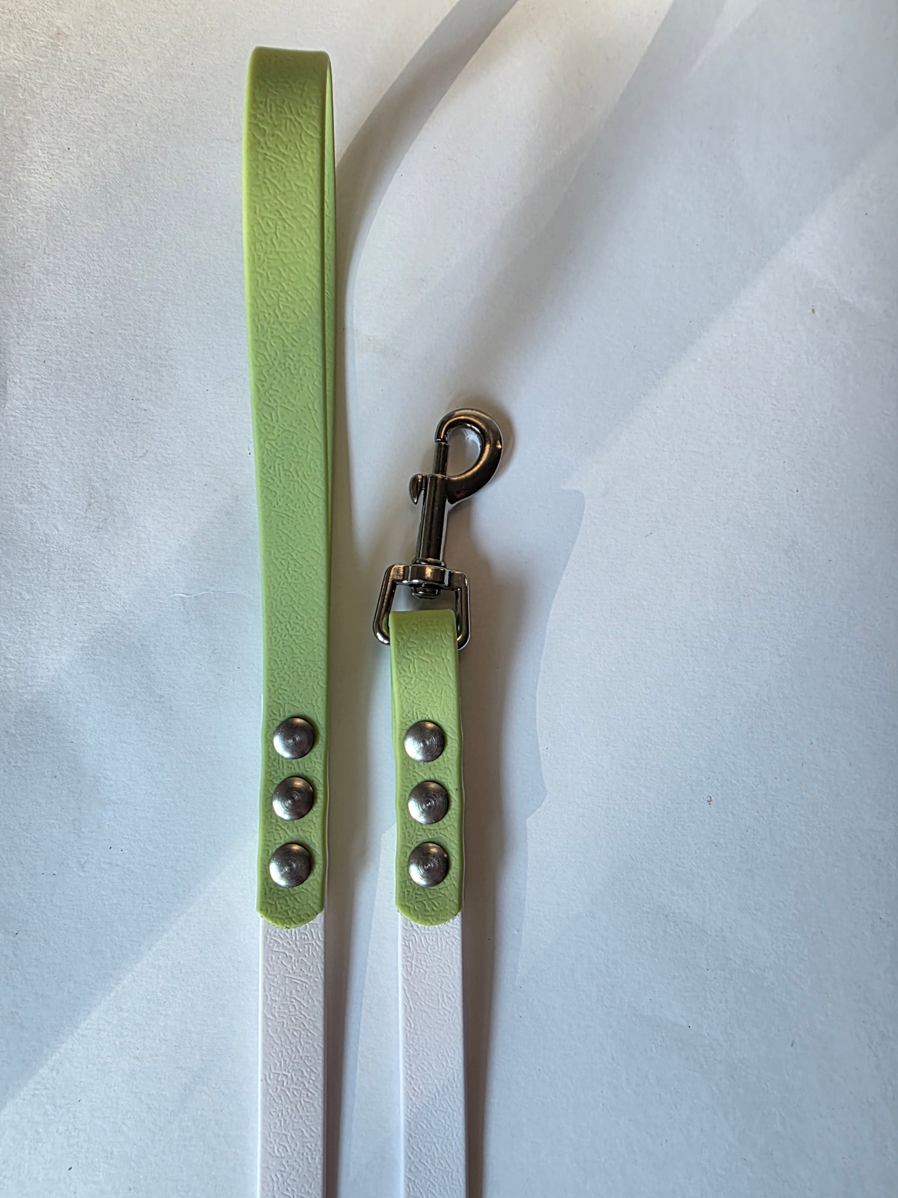 Pavadėlis dengtas PVC, baltas su žalia rankena