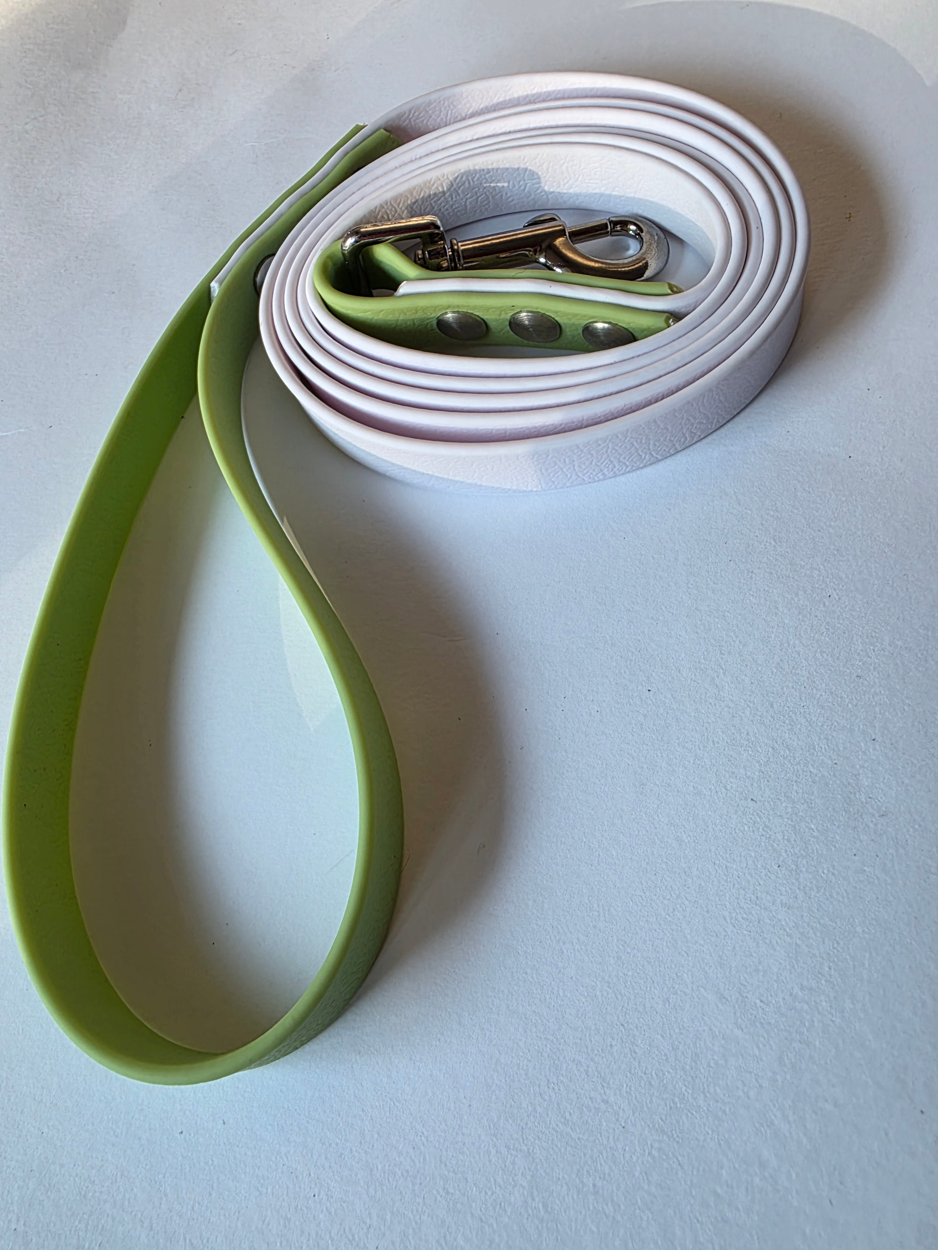 Pavadėlis dengtas PVC, baltas su žalia rankena