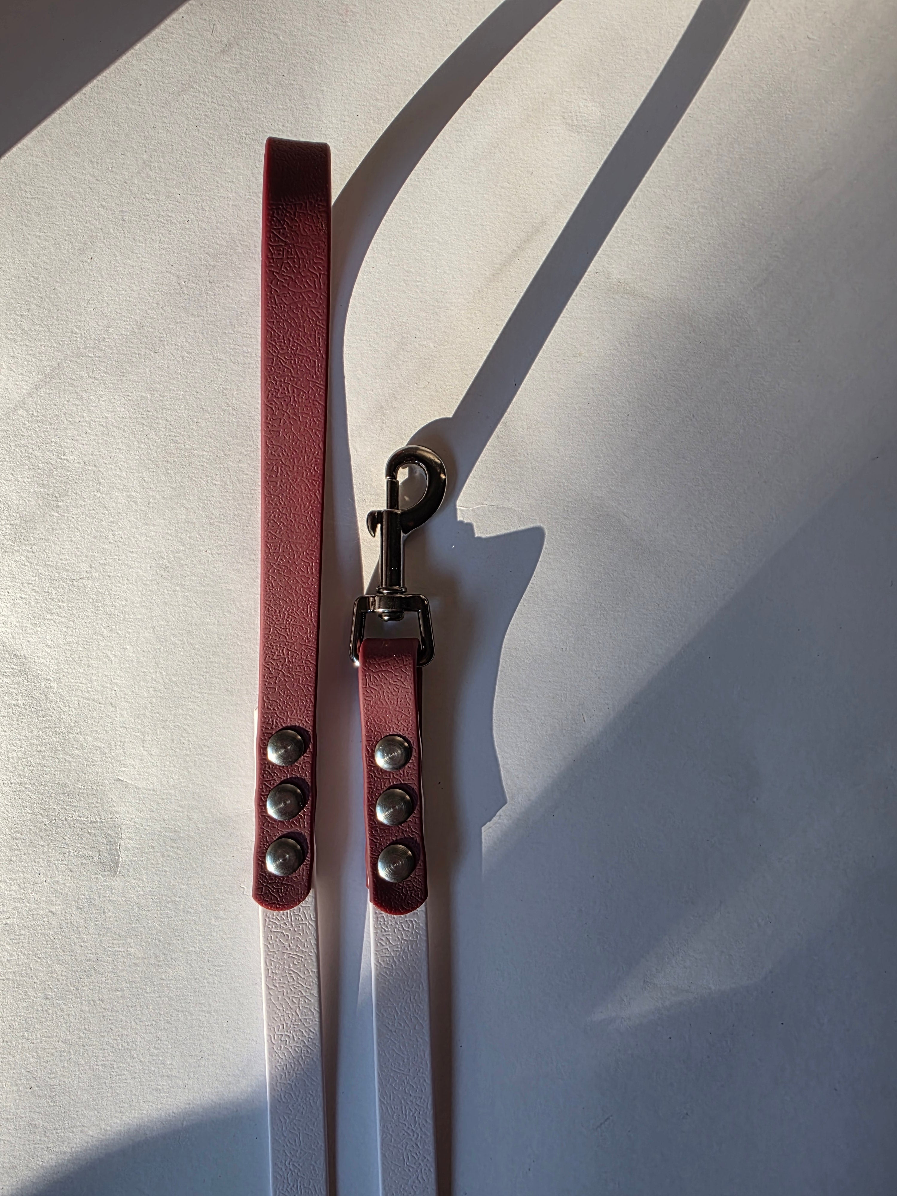 Pavadėlis dengtas PVC, baltas su bordo rankena