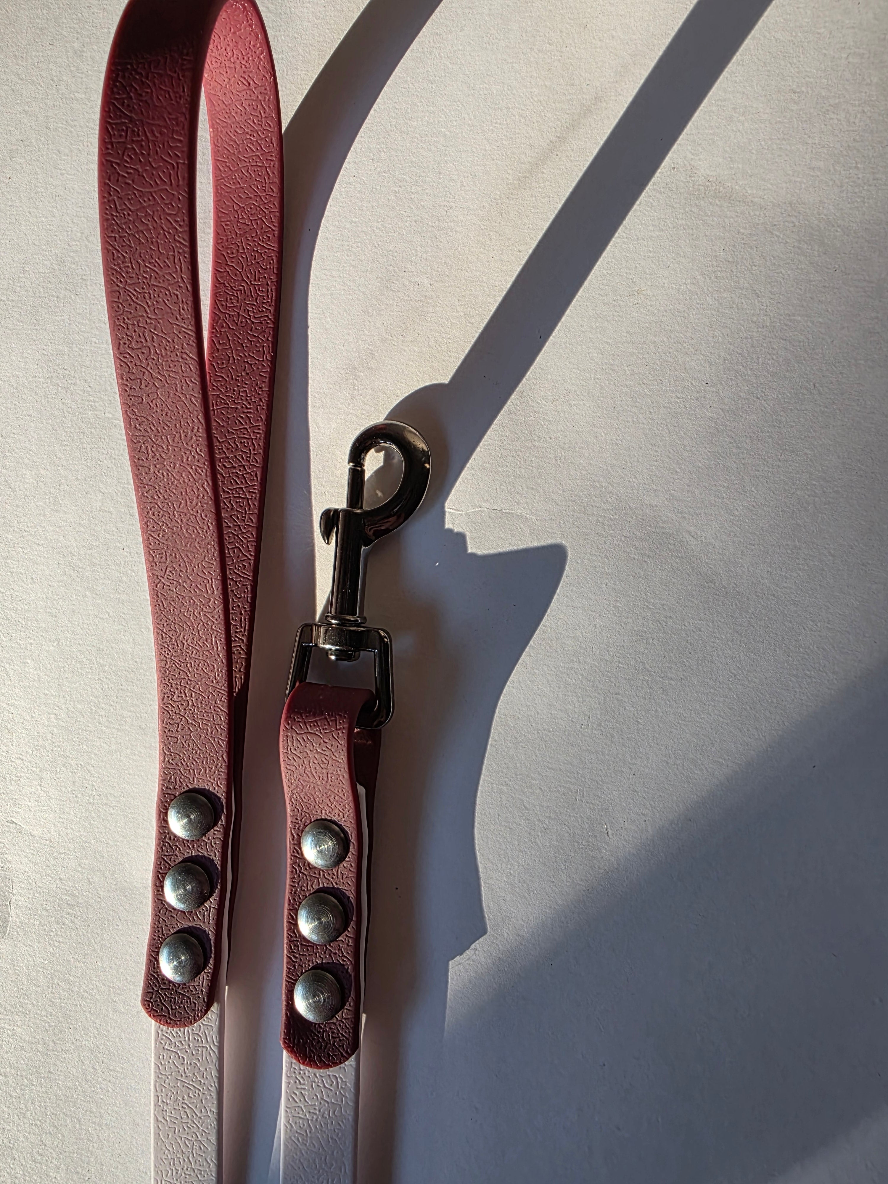 Pavadėlis dengtas PVC, baltas su bordo rankena