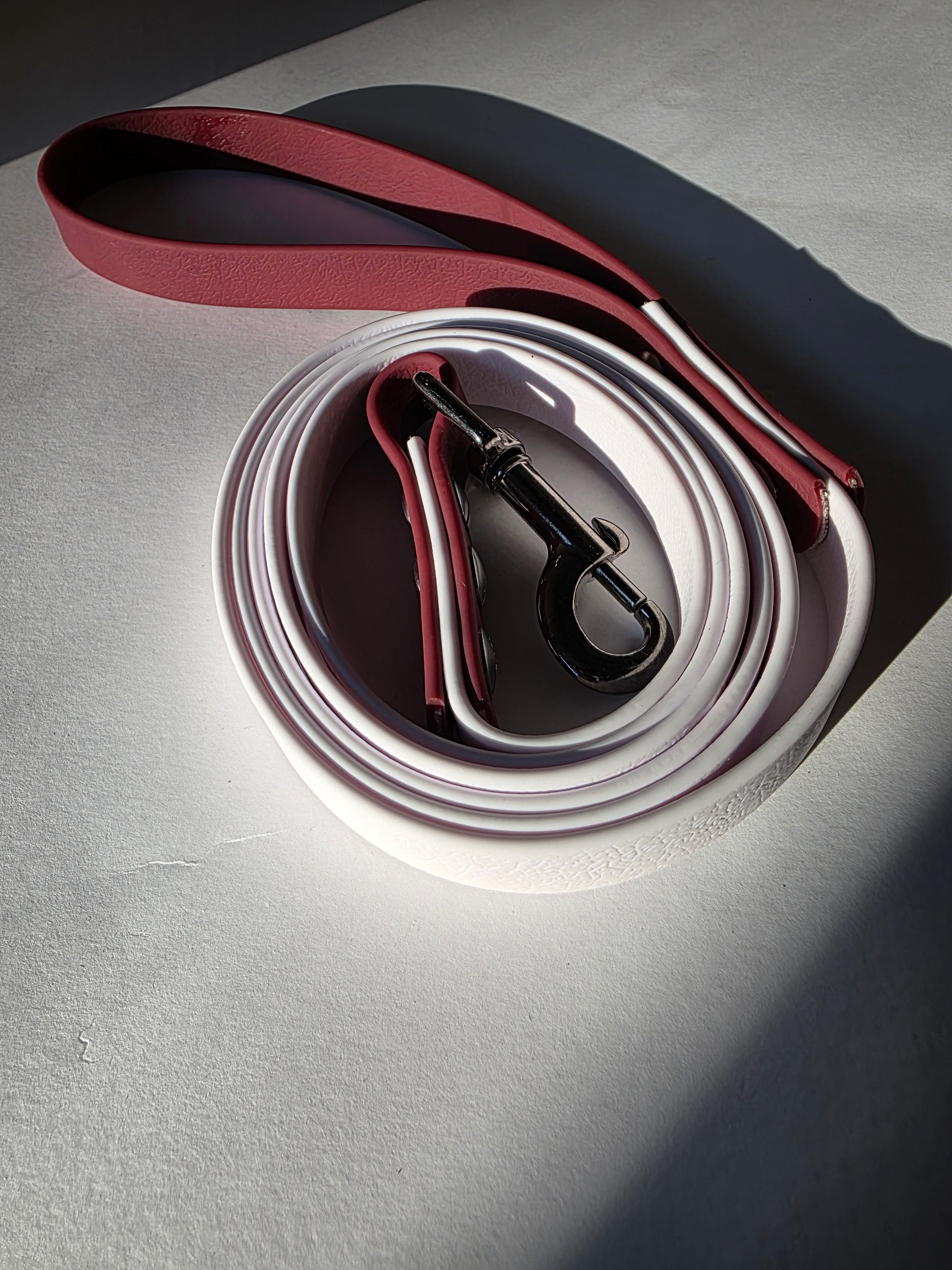 Pavadėlis dengtas PVC, baltas su bordo rankena