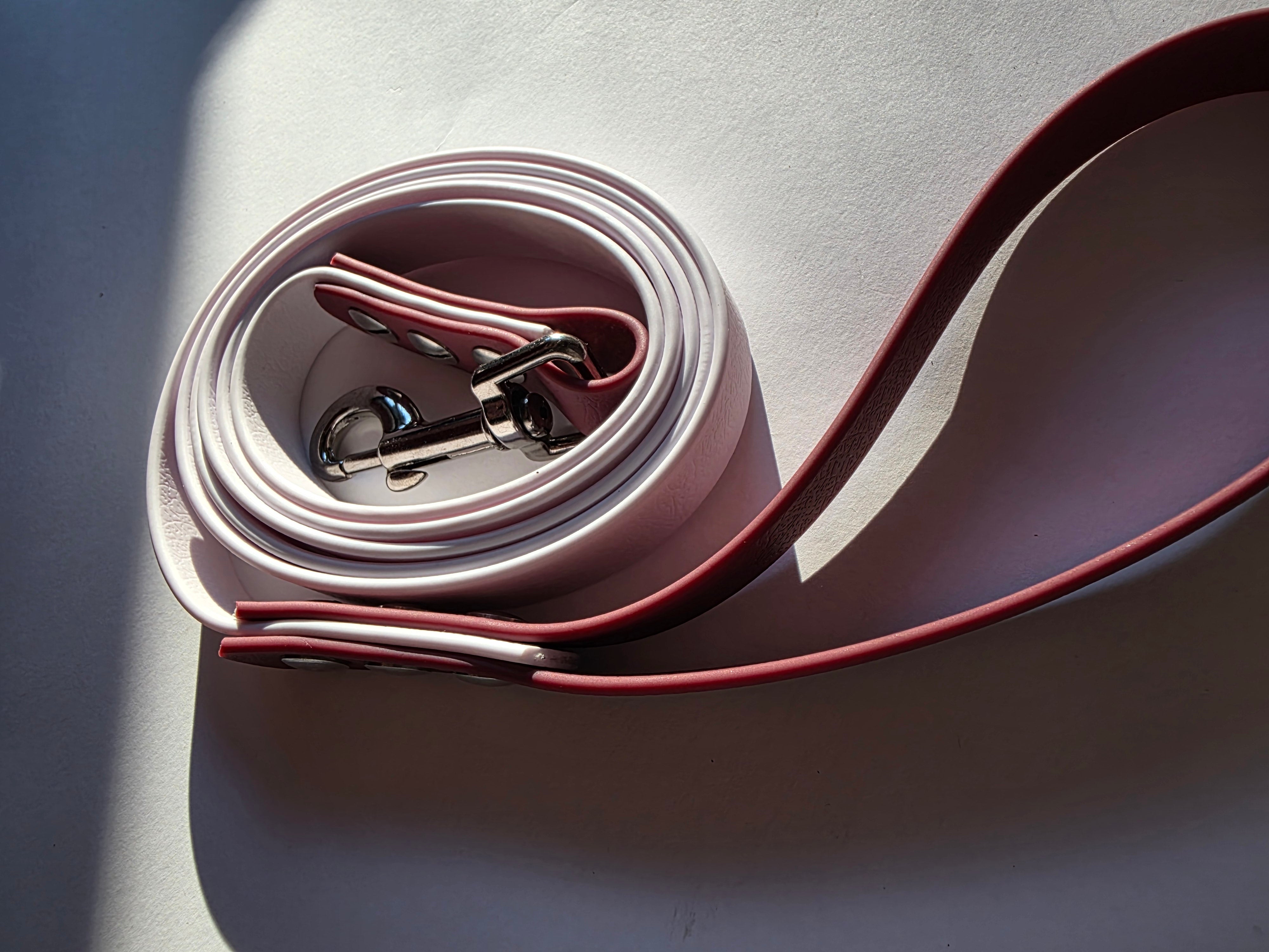 Pavadėlis dengtas PVC, baltas su bordo rankena