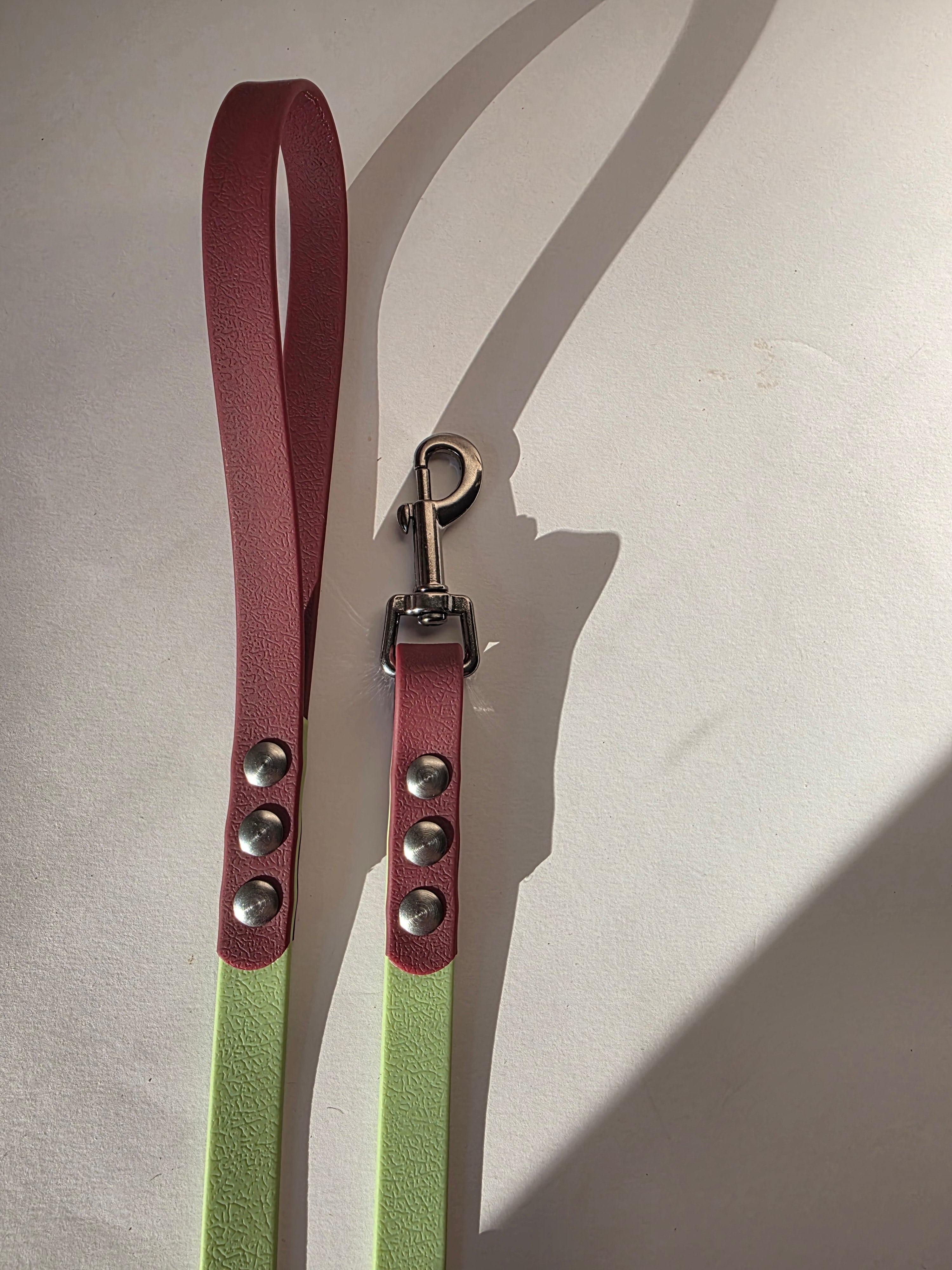 Pavadėlis dengtas PVC, žalias su bordo rankena