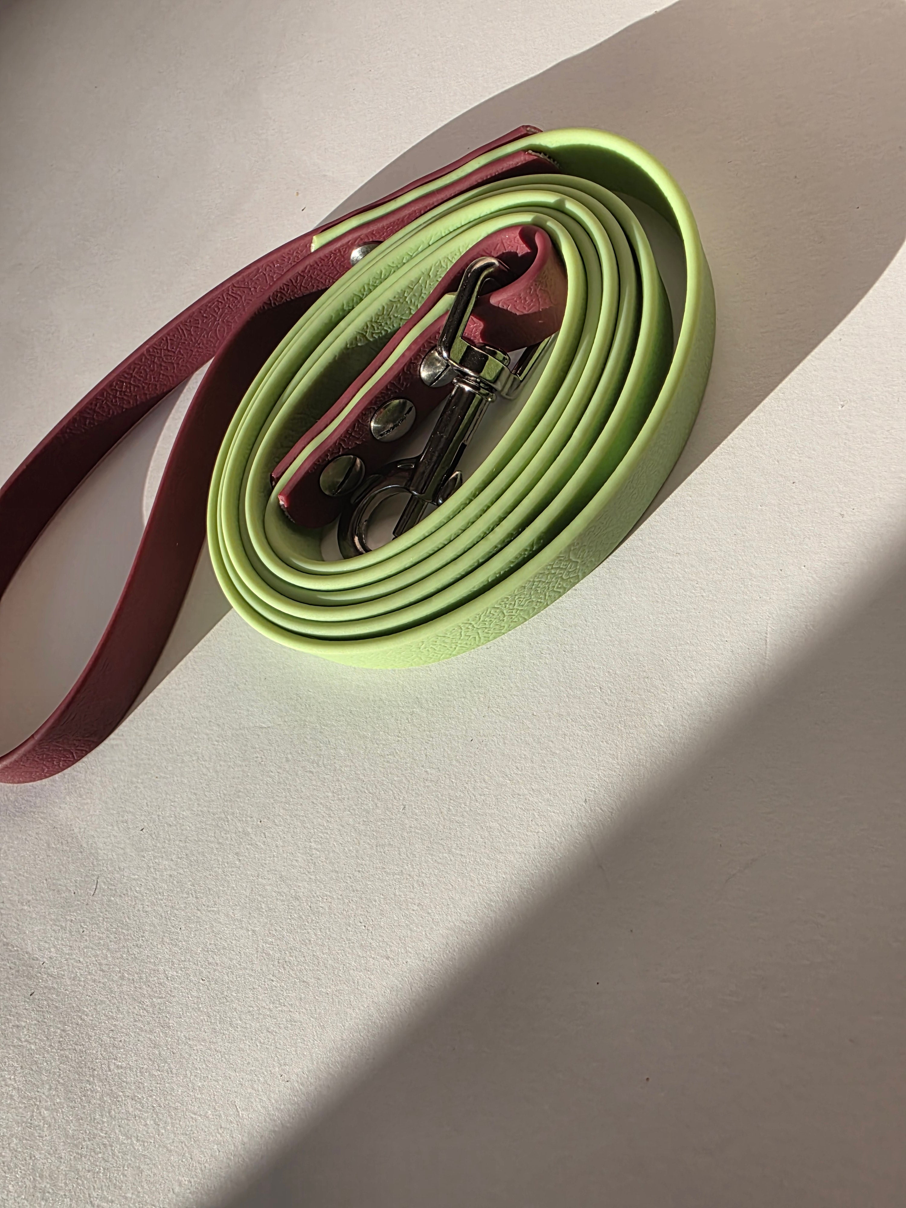 Pavadėlis dengtas PVC, žalias su bordo rankena