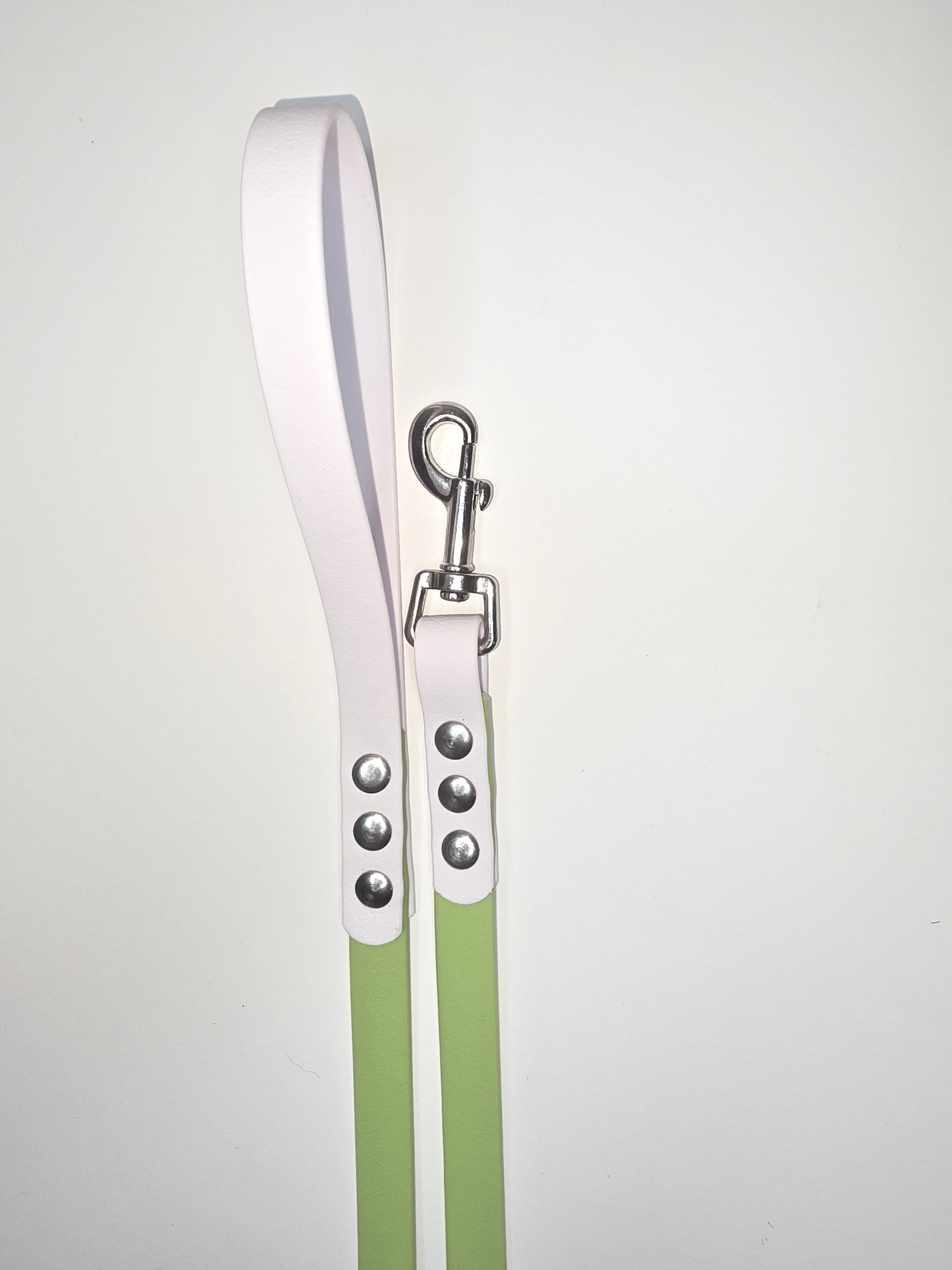 Pavadėlis dengtas PVC, žalias su balta rankena