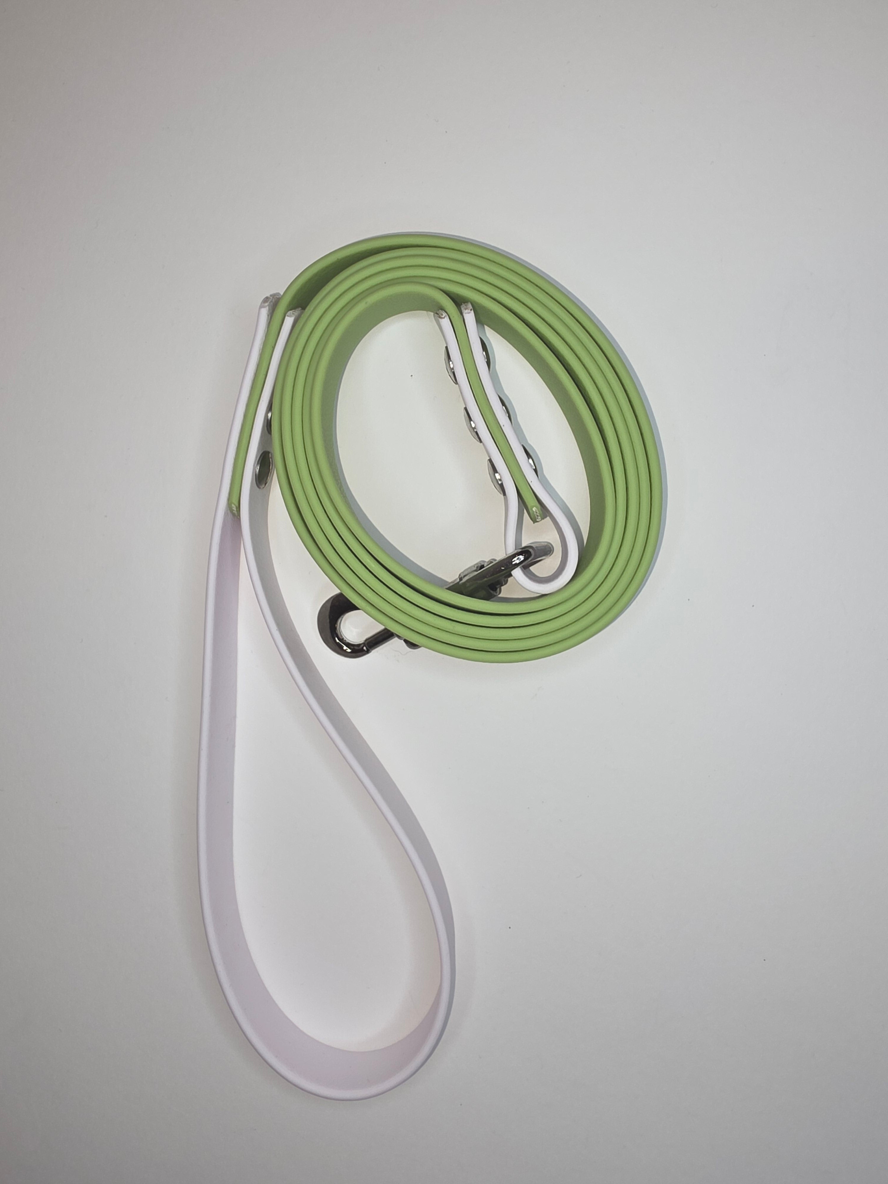 Pavadėlis dengtas PVC, žalias su balta rankena