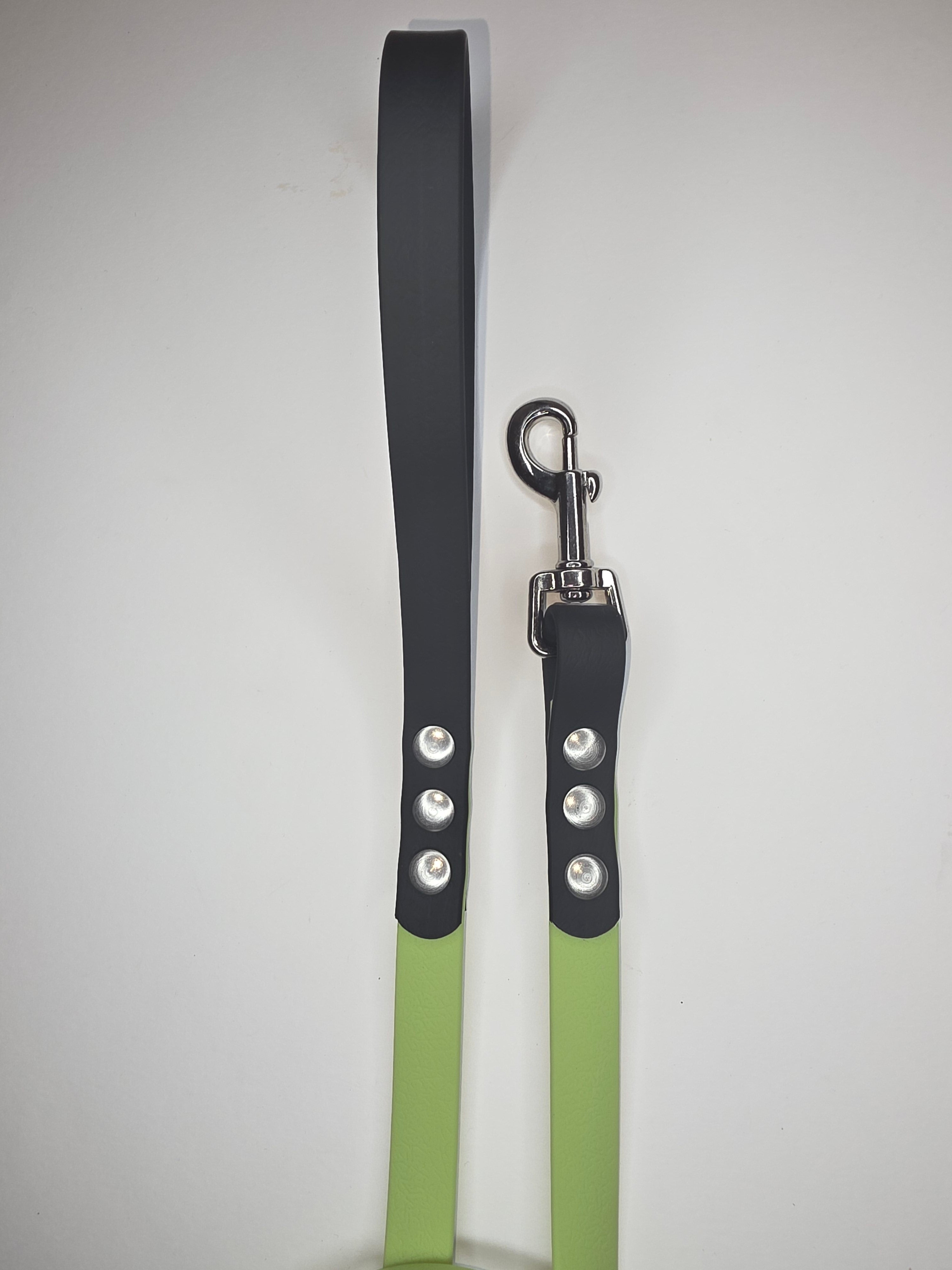 Pavadėlis dengtas PVC, žalias su juoda rankena