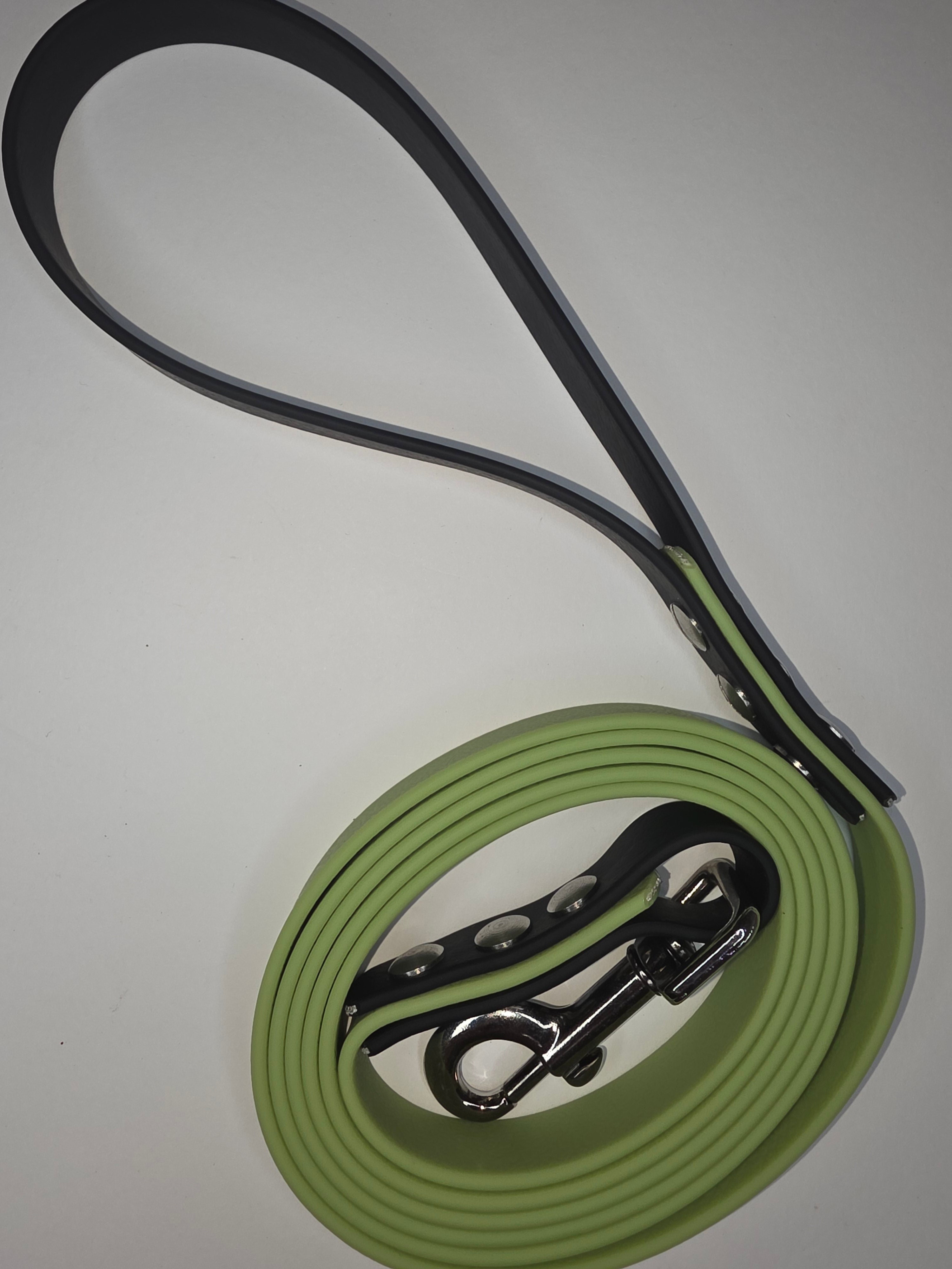 Pavadėlis dengtas PVC, žalias su juoda rankena