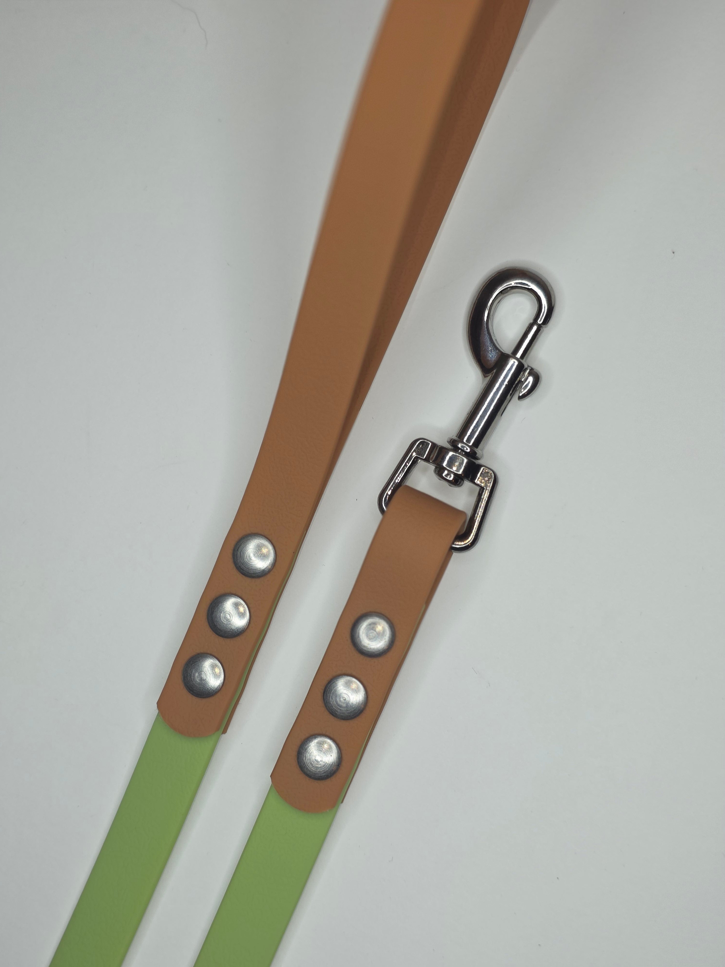 Pavadėlis dengtas PVC, žalias su ruda rankena