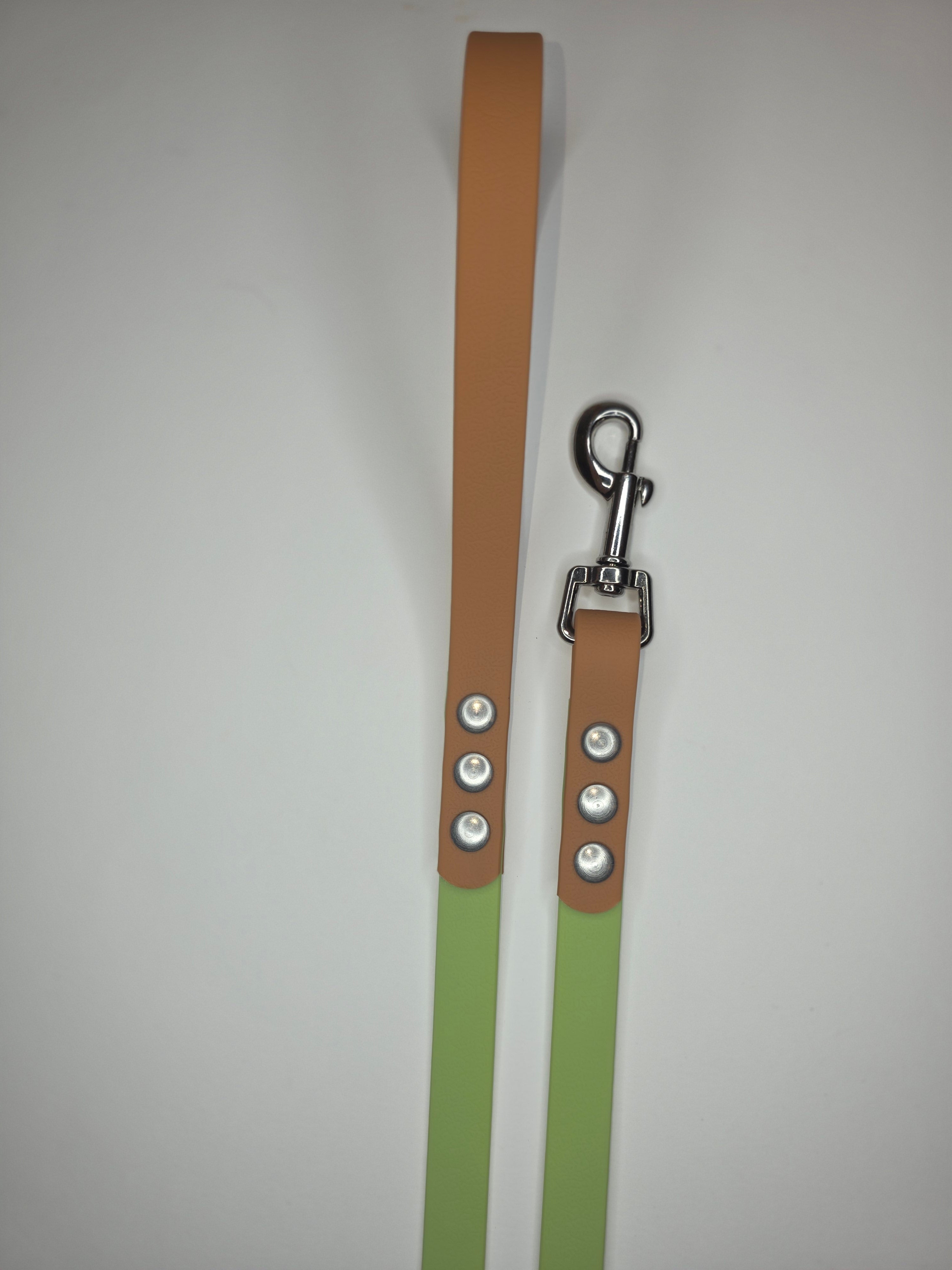 Pavadėlis dengtas PVC, žalias su ruda rankena