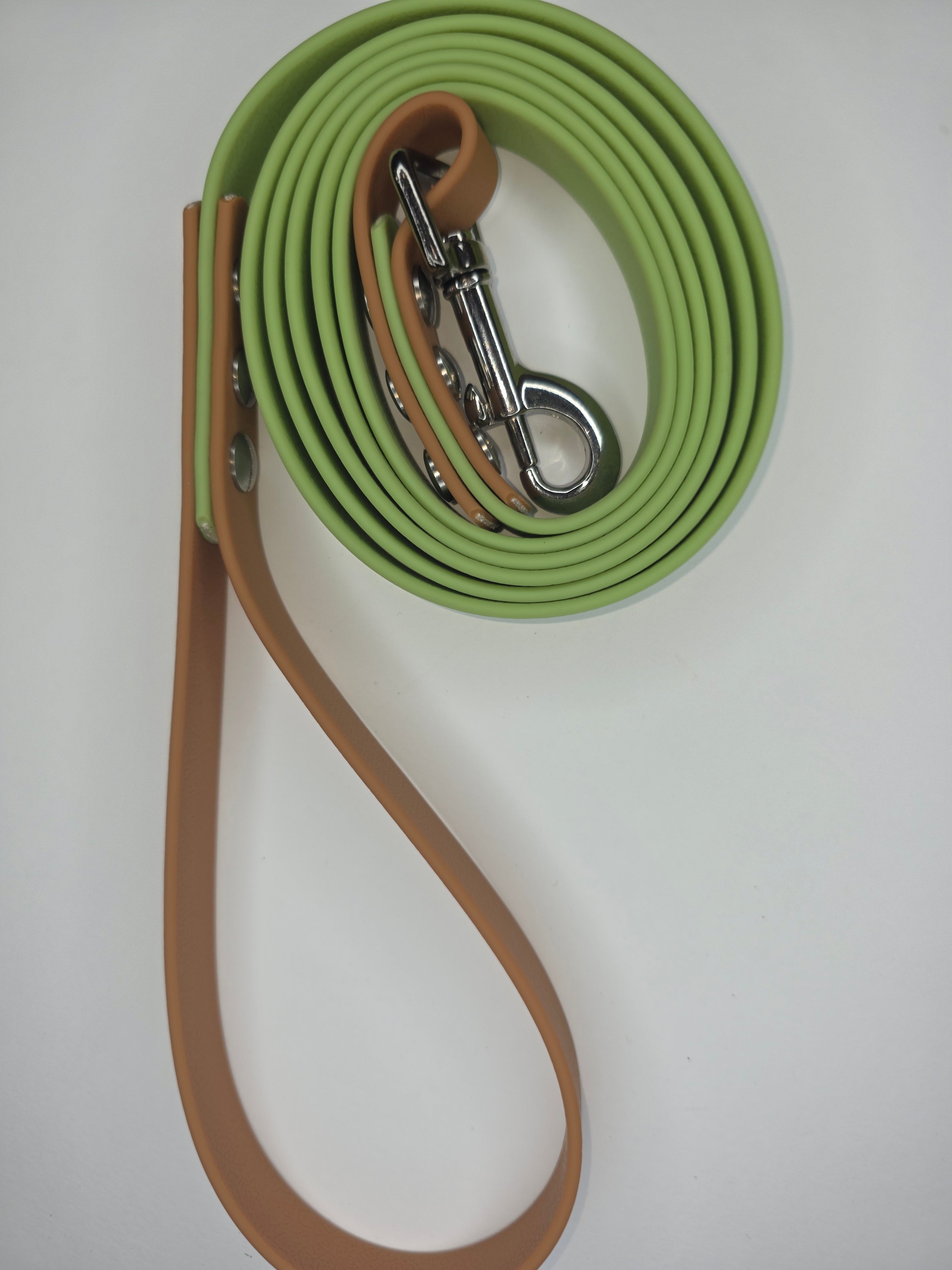 Pavadėlis dengtas PVC, žalias su ruda rankena