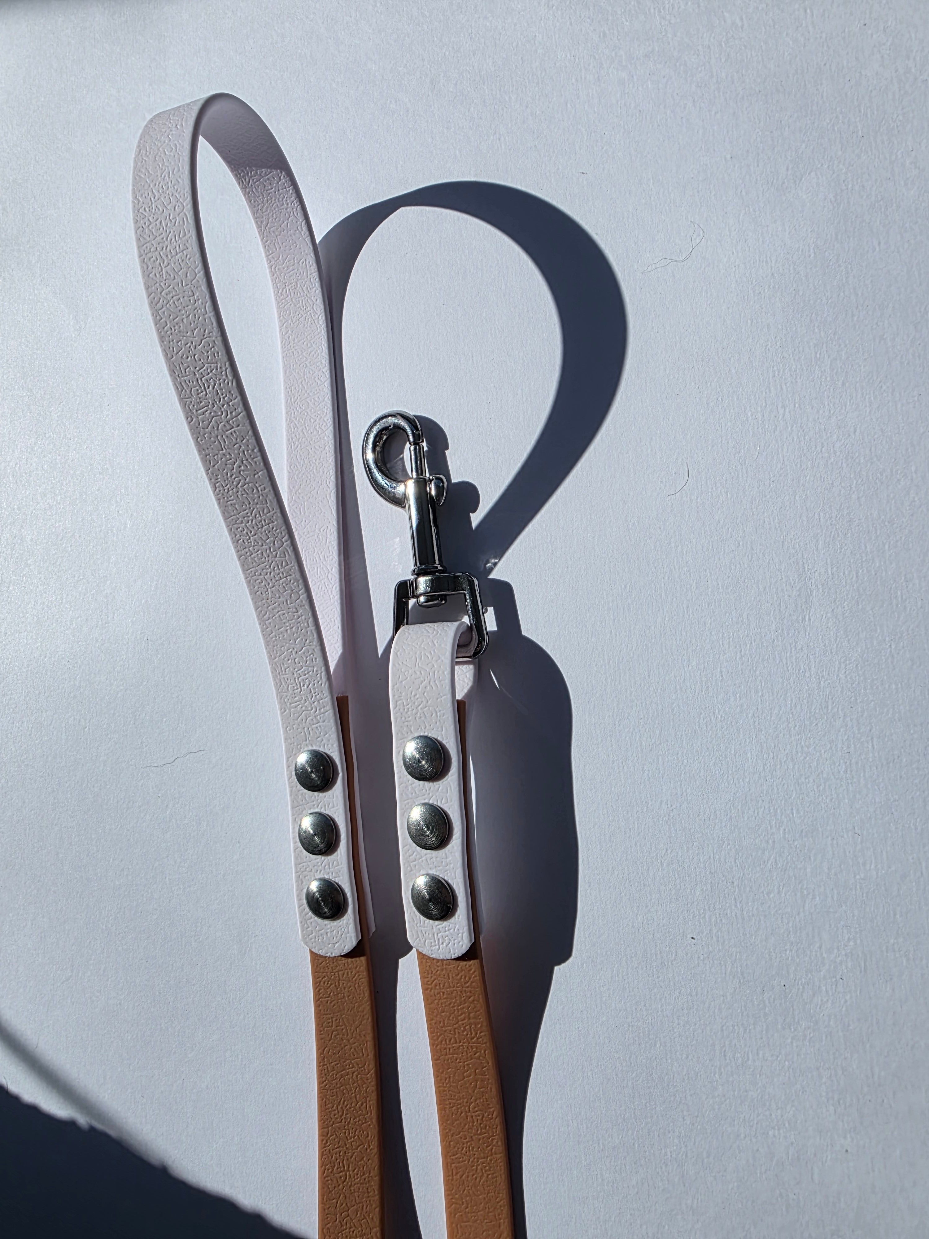 Pavadėlis dengtas PVC, rudas su balta rankena