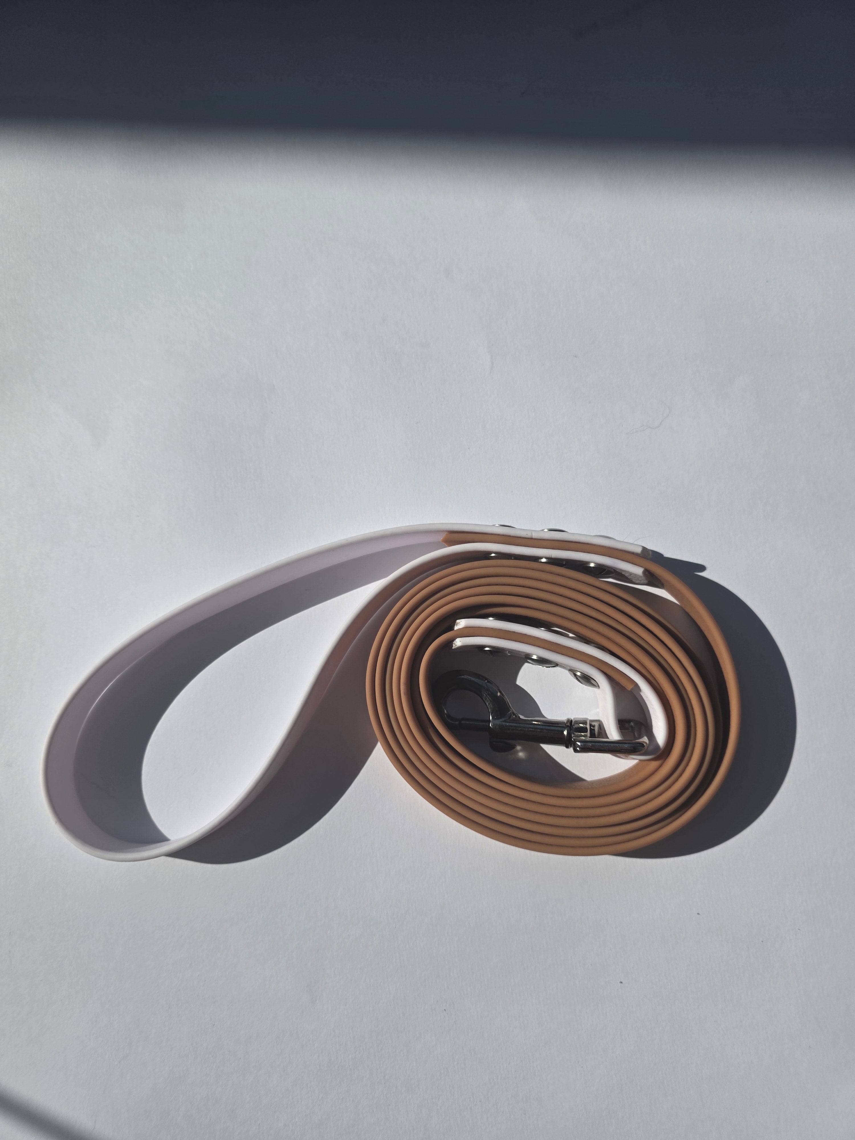 Pavadėlis dengtas PVC, rudas su balta rankena