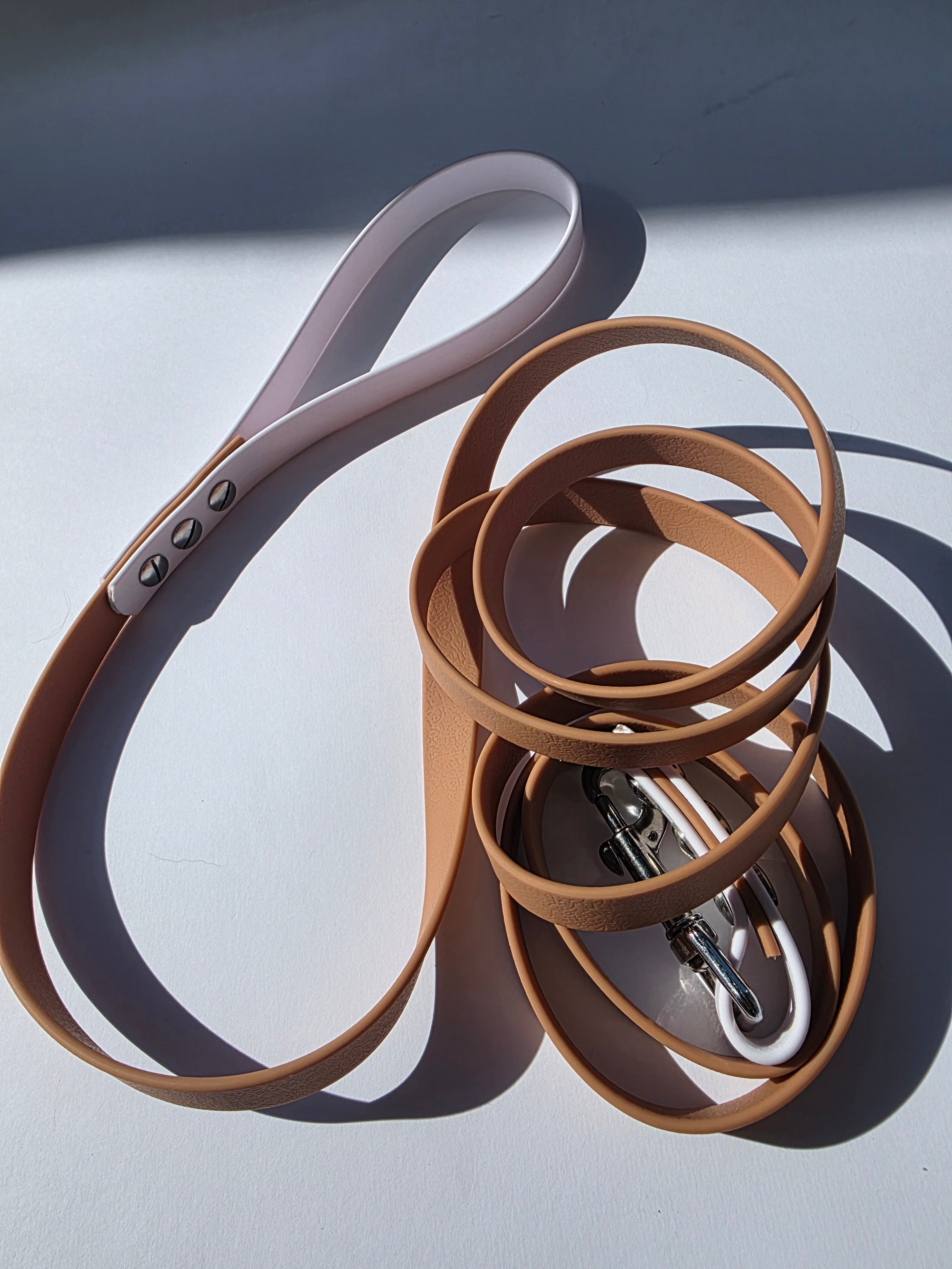 Pavadėlis dengtas PVC, rudas su balta rankena