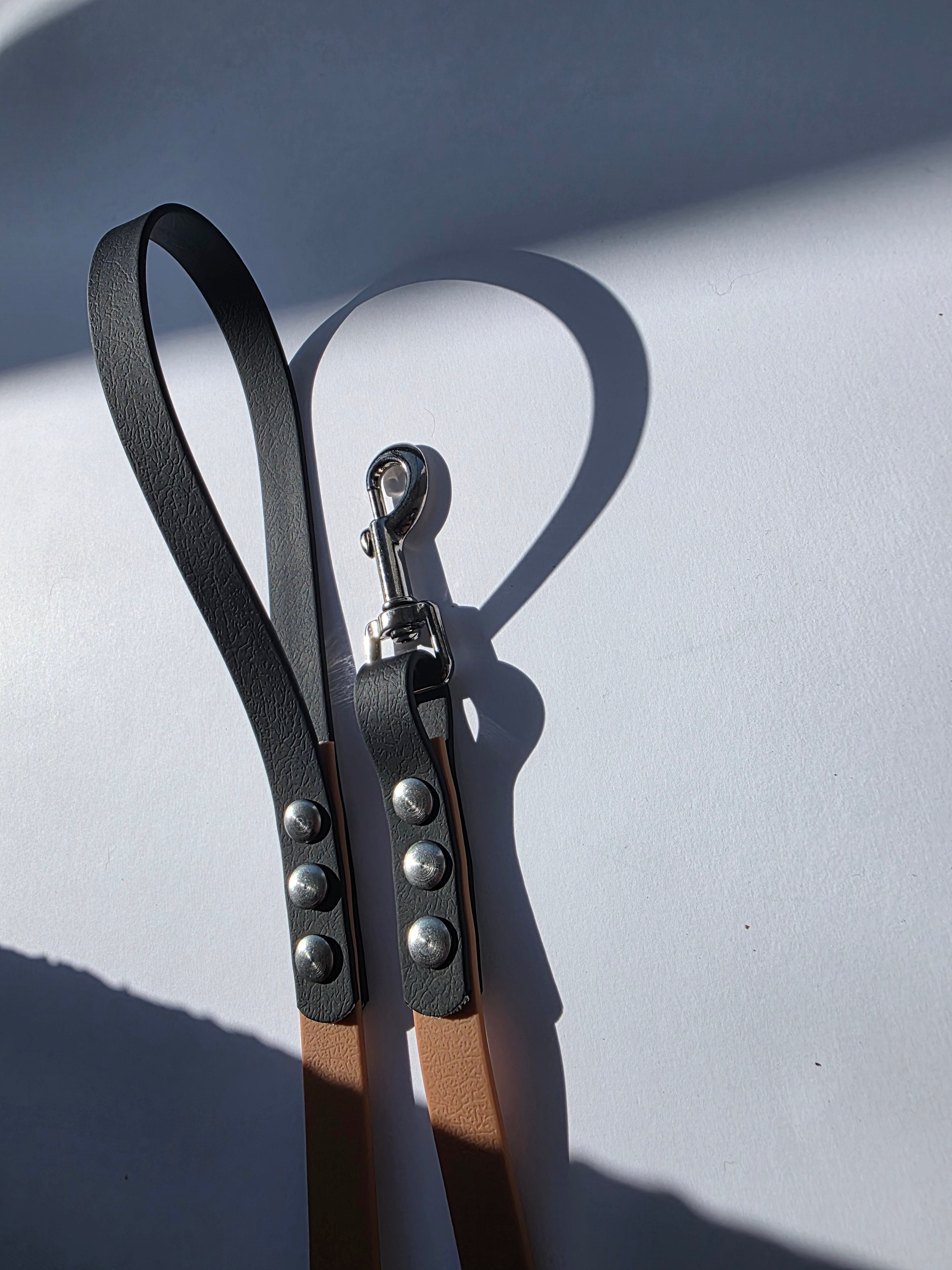 Pavadėlis dengtas PVC, rudas su juoda rankena