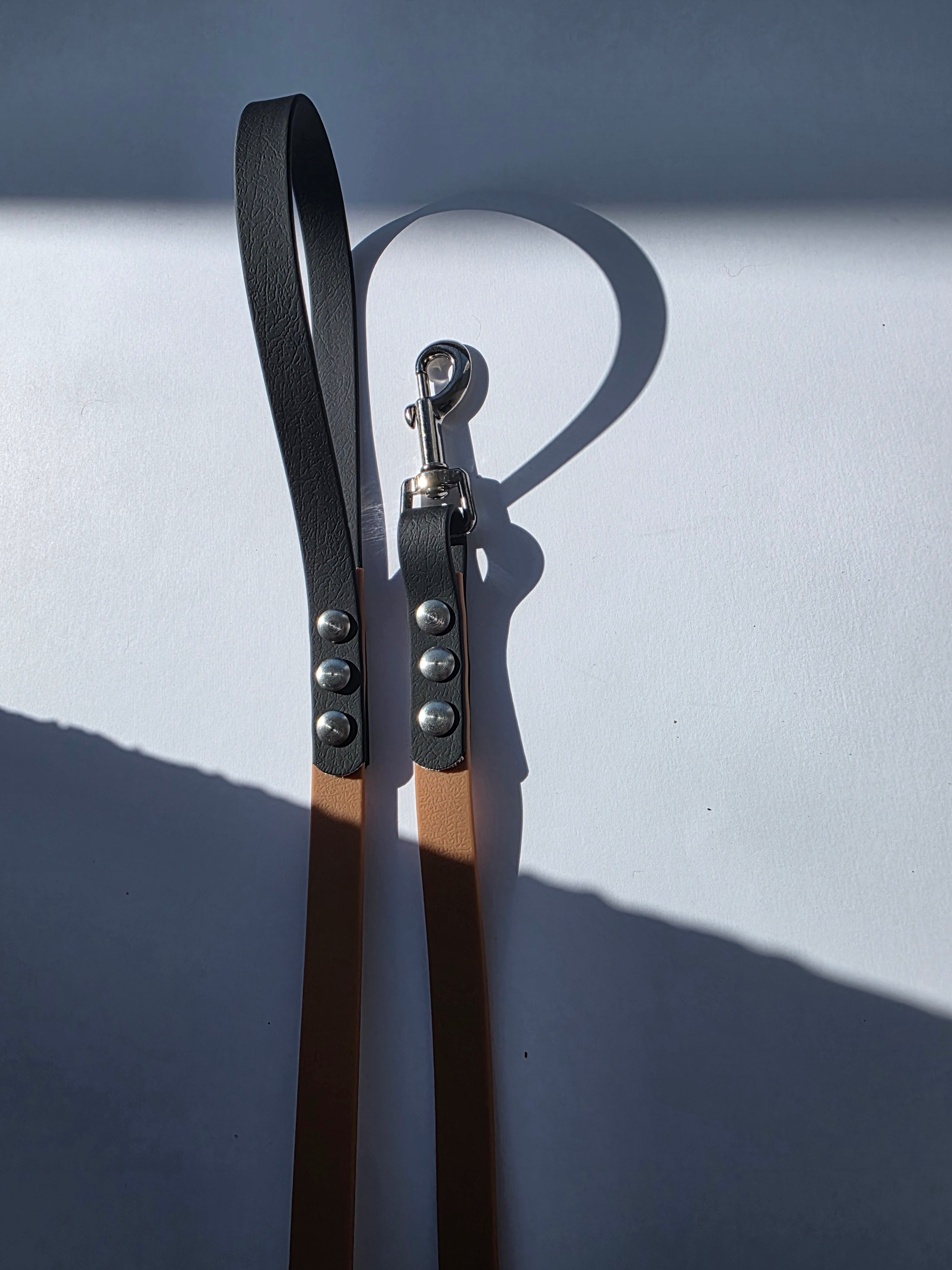 Pavadėlis dengtas PVC, rudas su juoda rankena