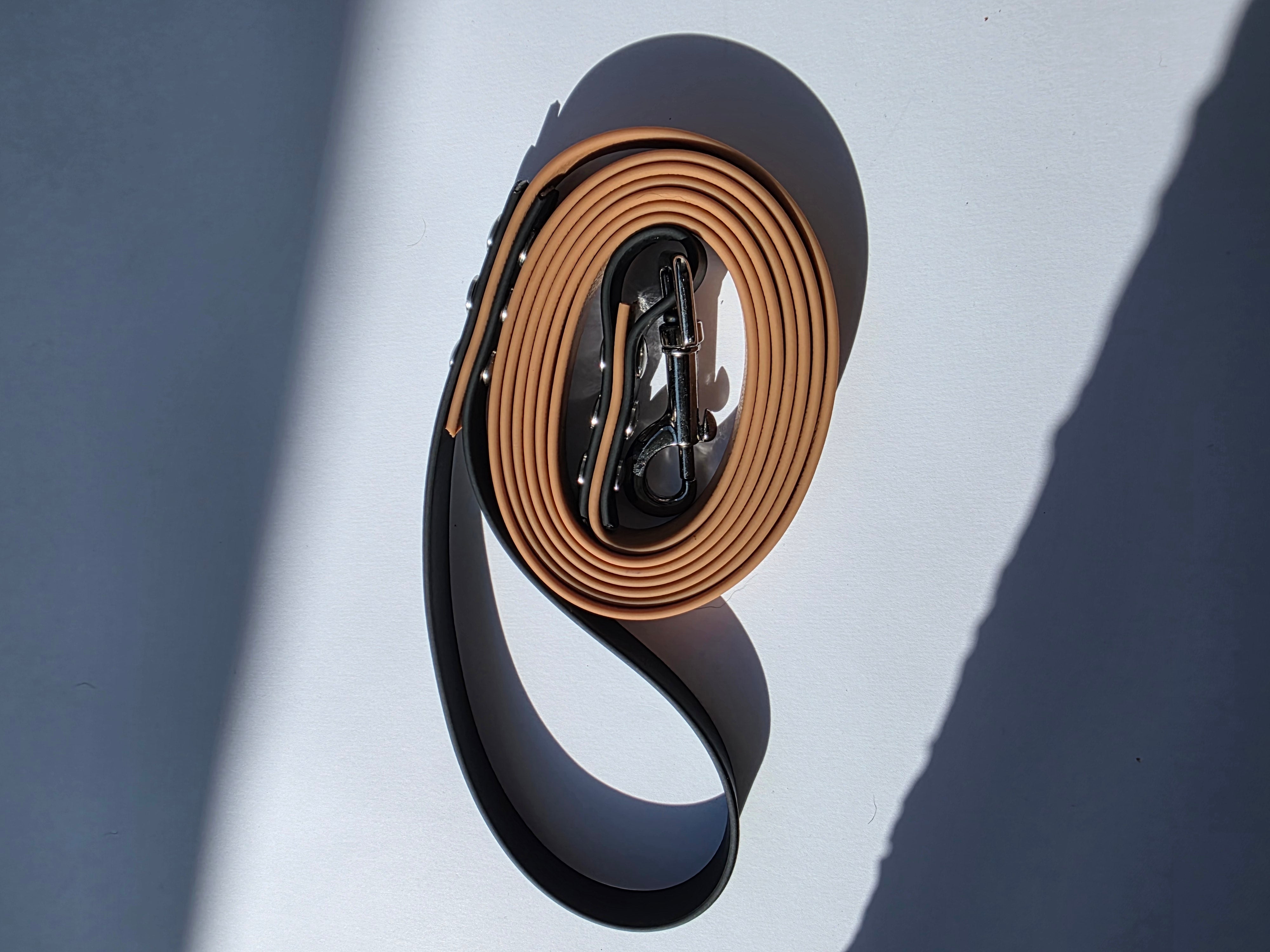 Pavadėlis dengtas PVC, rudas su juoda rankena