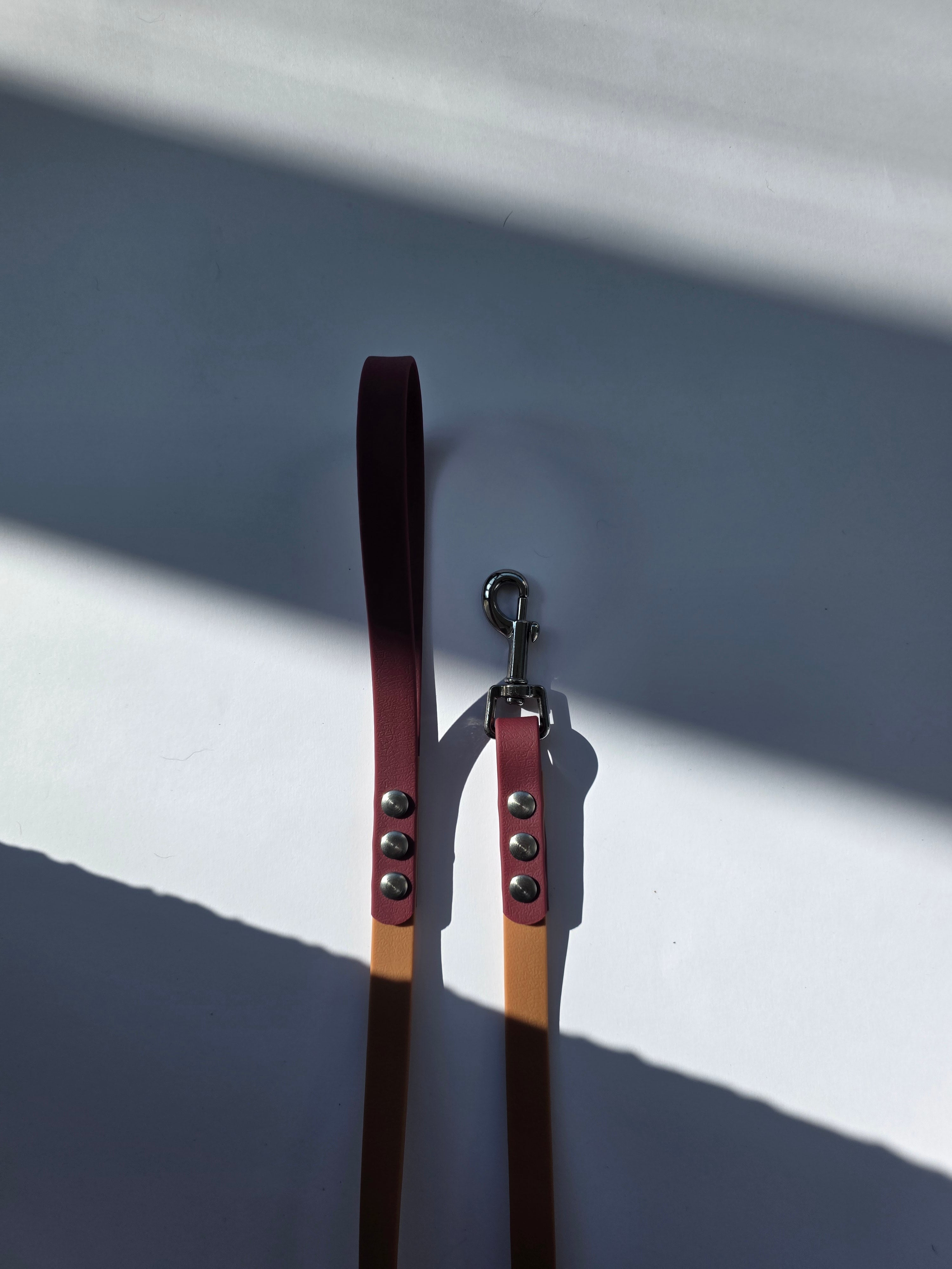 Pavadėlis dengtas PVC, rudas su bordo rankena