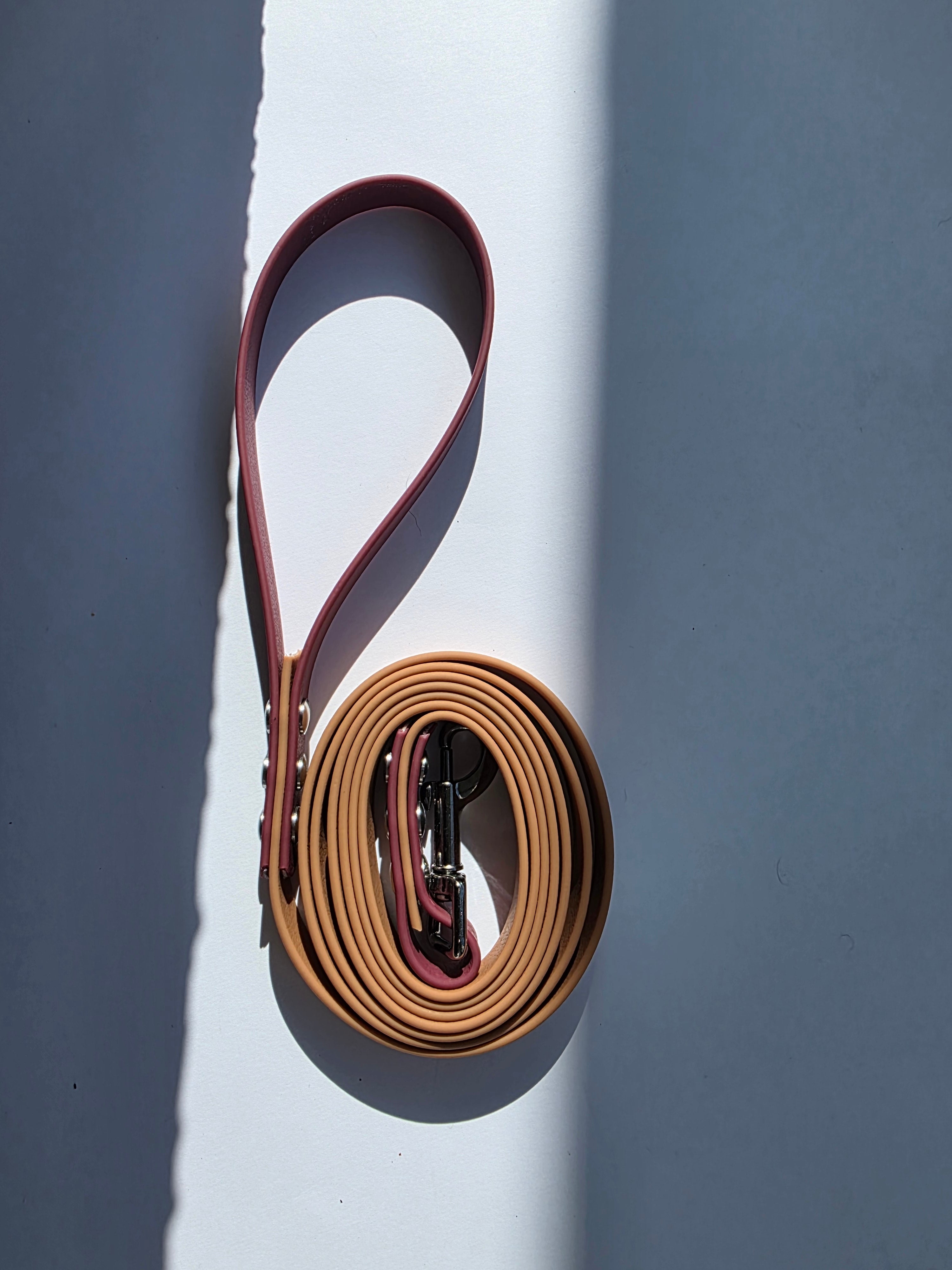 Pavadėlis dengtas PVC, rudas su bordo rankena