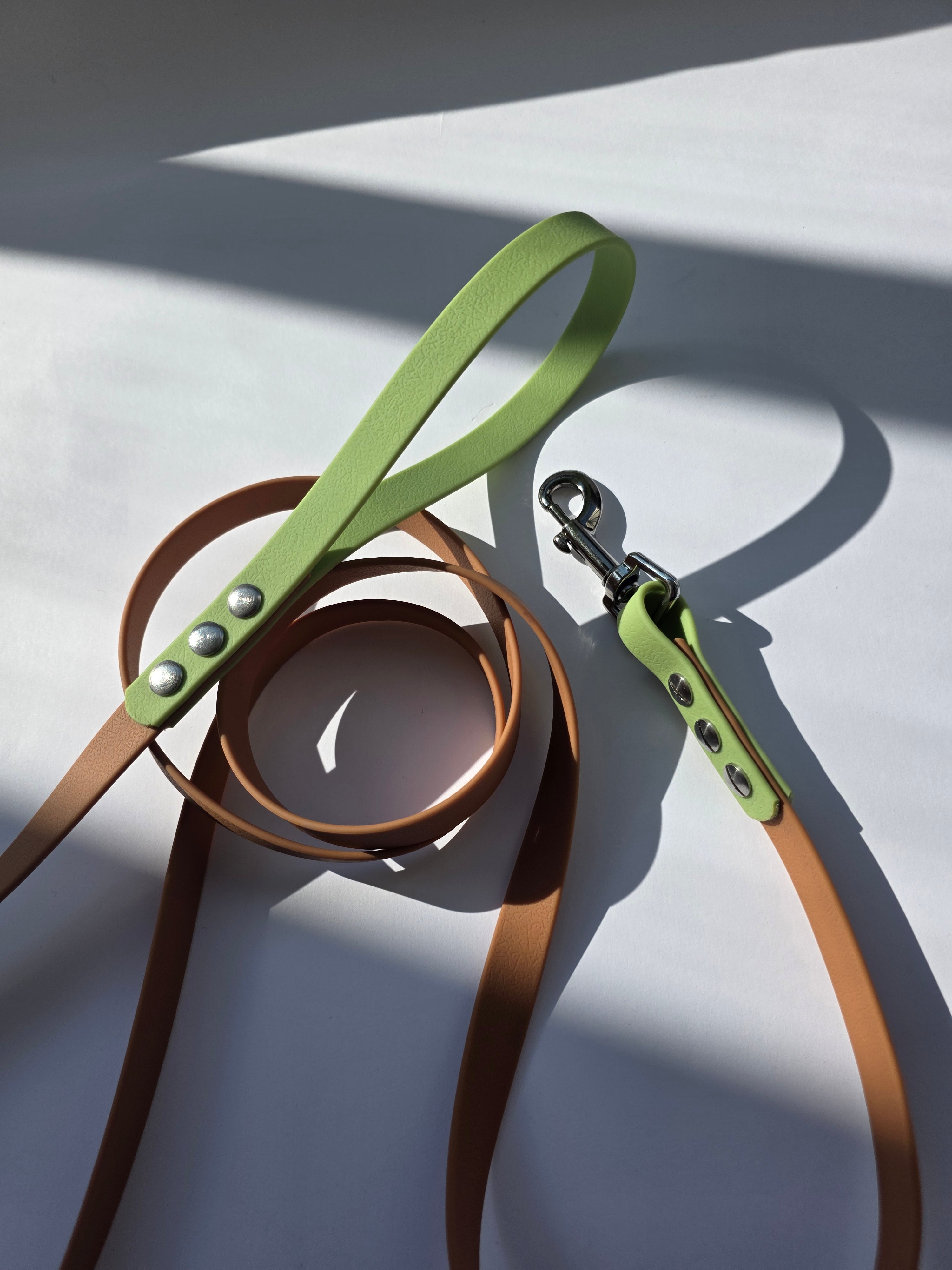 Pavadėlis dengtas PVC, rudas su žalia rankena