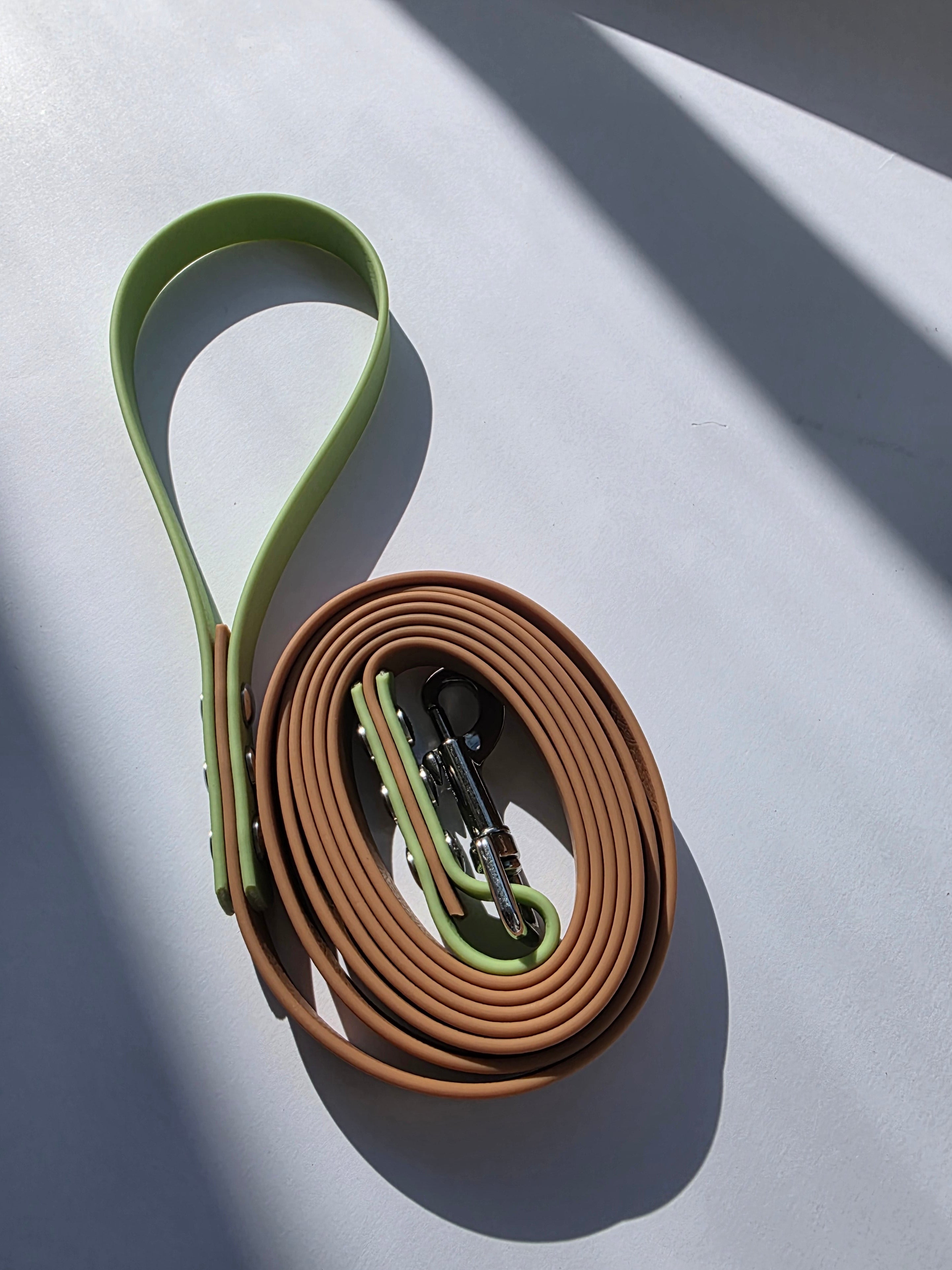 Pavadėlis dengtas PVC, rudas su žalia rankena