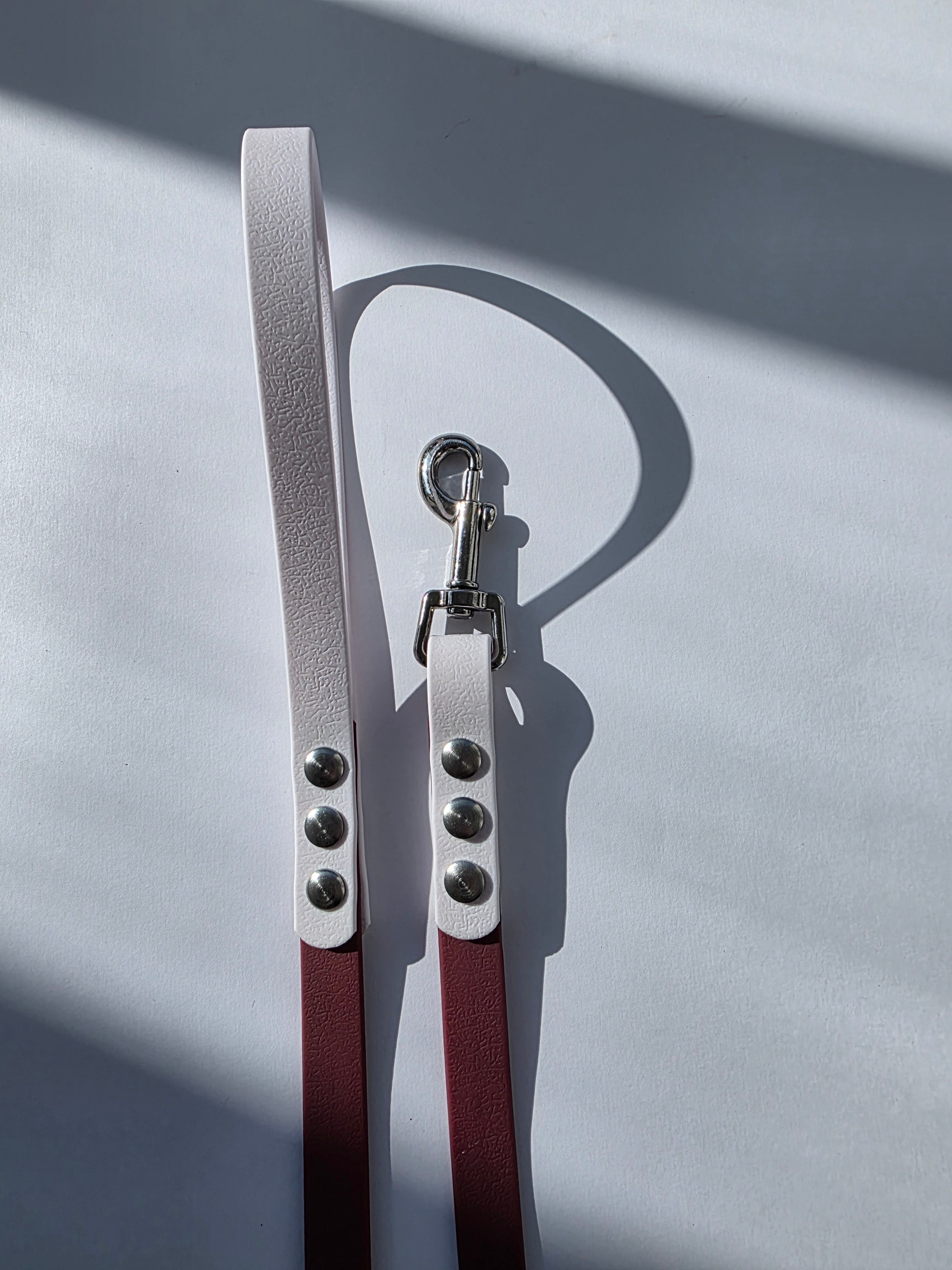 Pavadėlis dengtas PVC, bordo su balta rankena