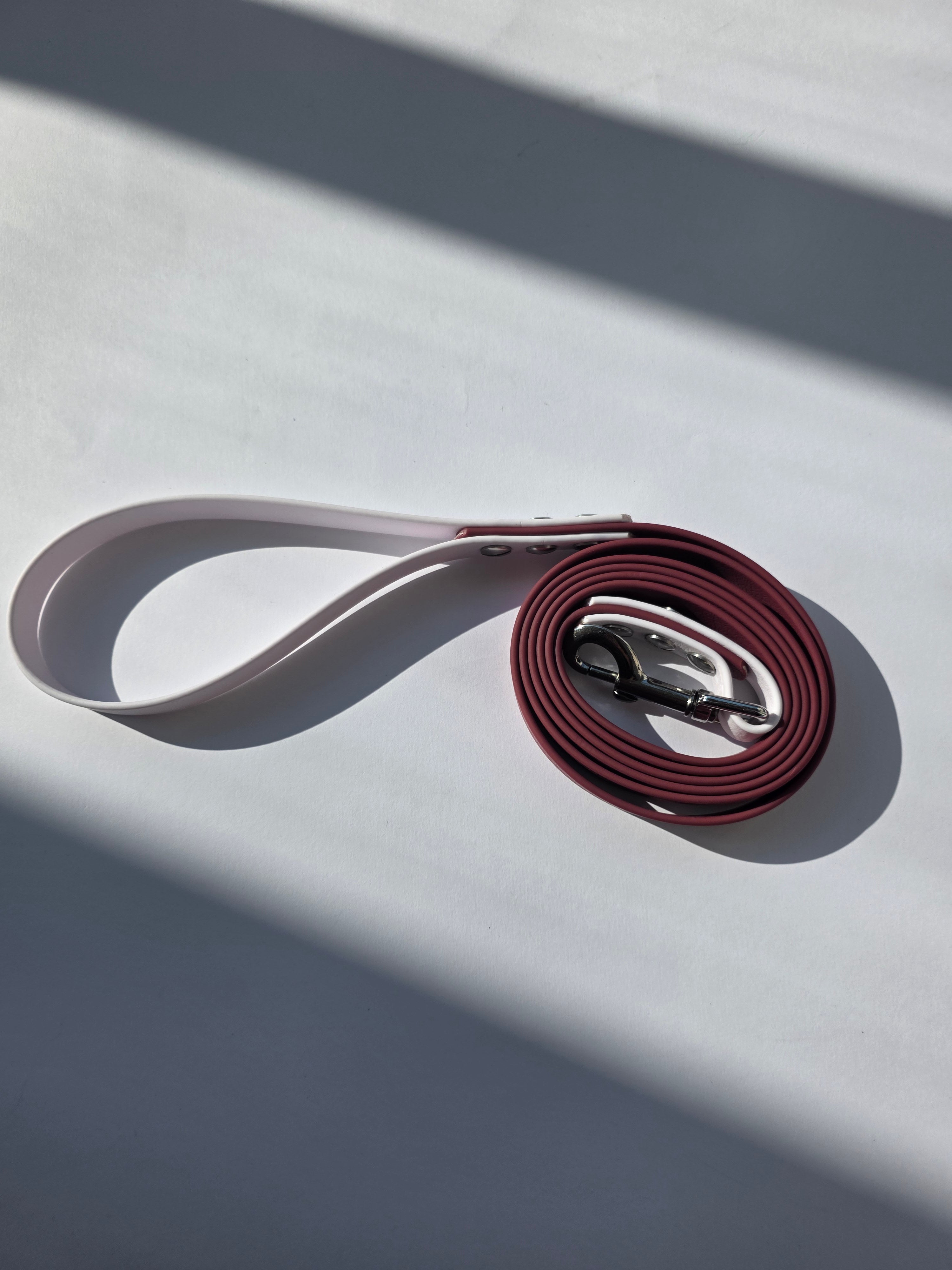 Pavadėlis dengtas PVC, bordo su balta rankena