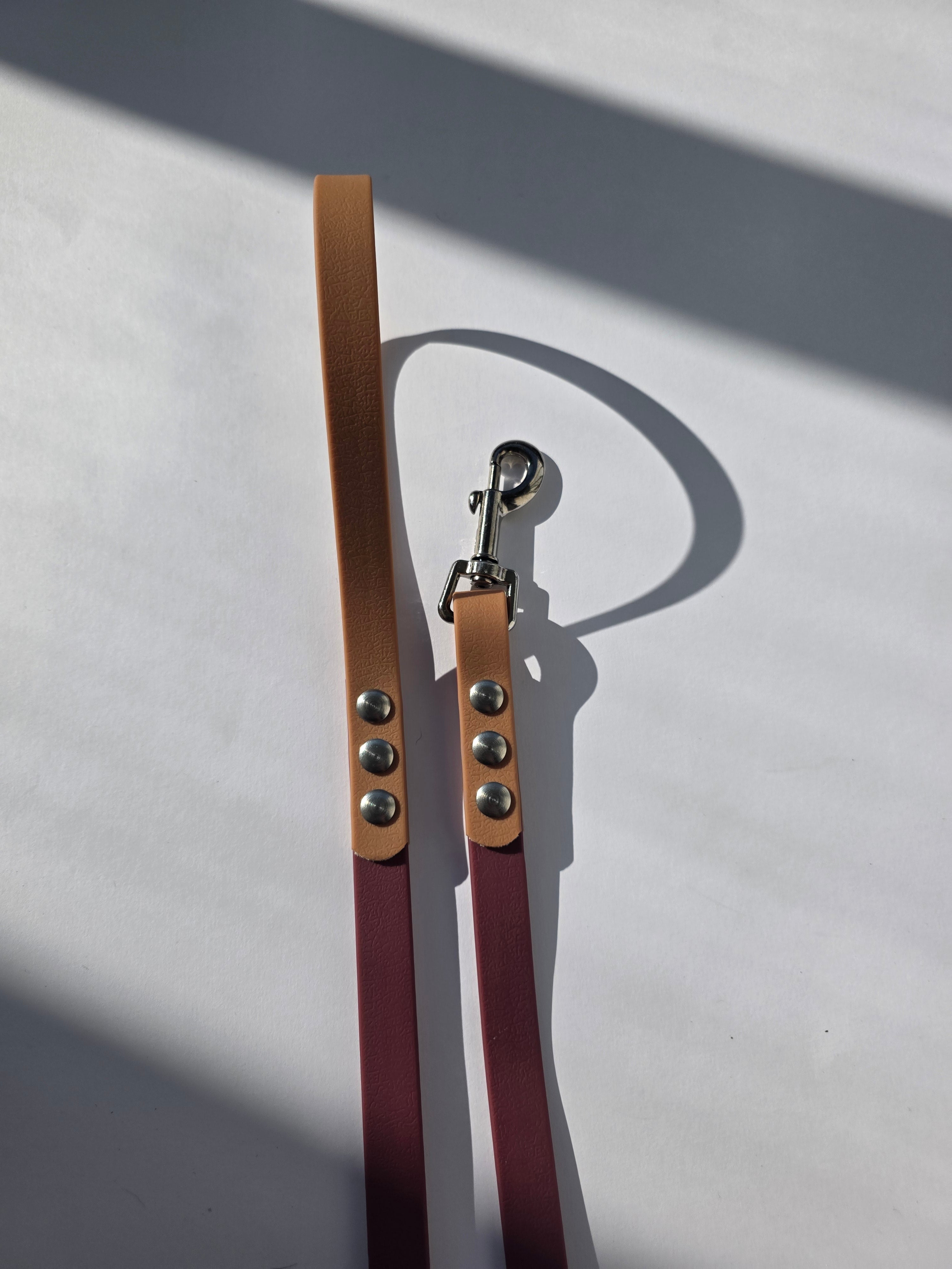 Pavadėlis dengtas PVC, bordo su ruda rankena