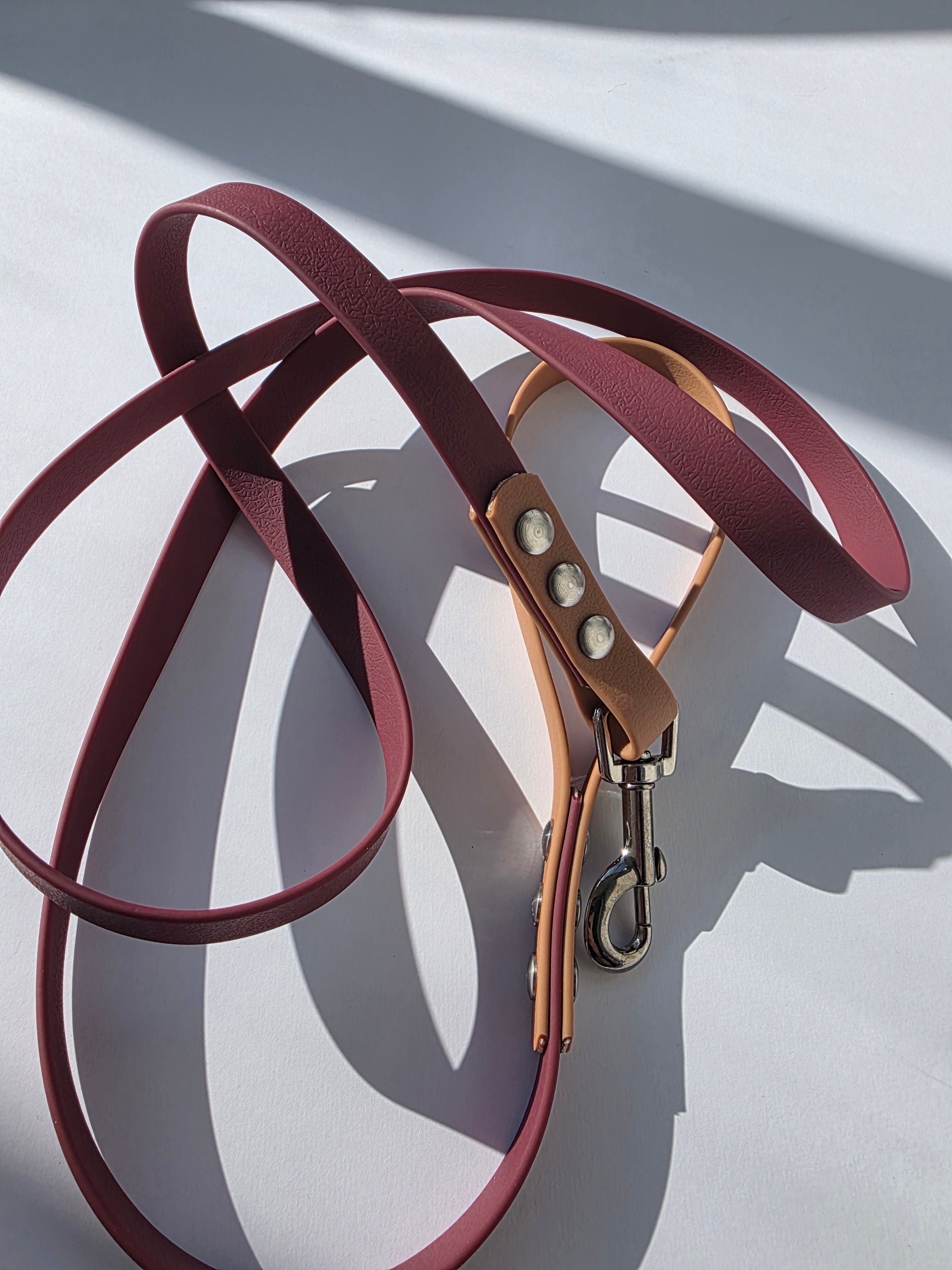 Pavadėlis dengtas PVC, bordo su ruda rankena