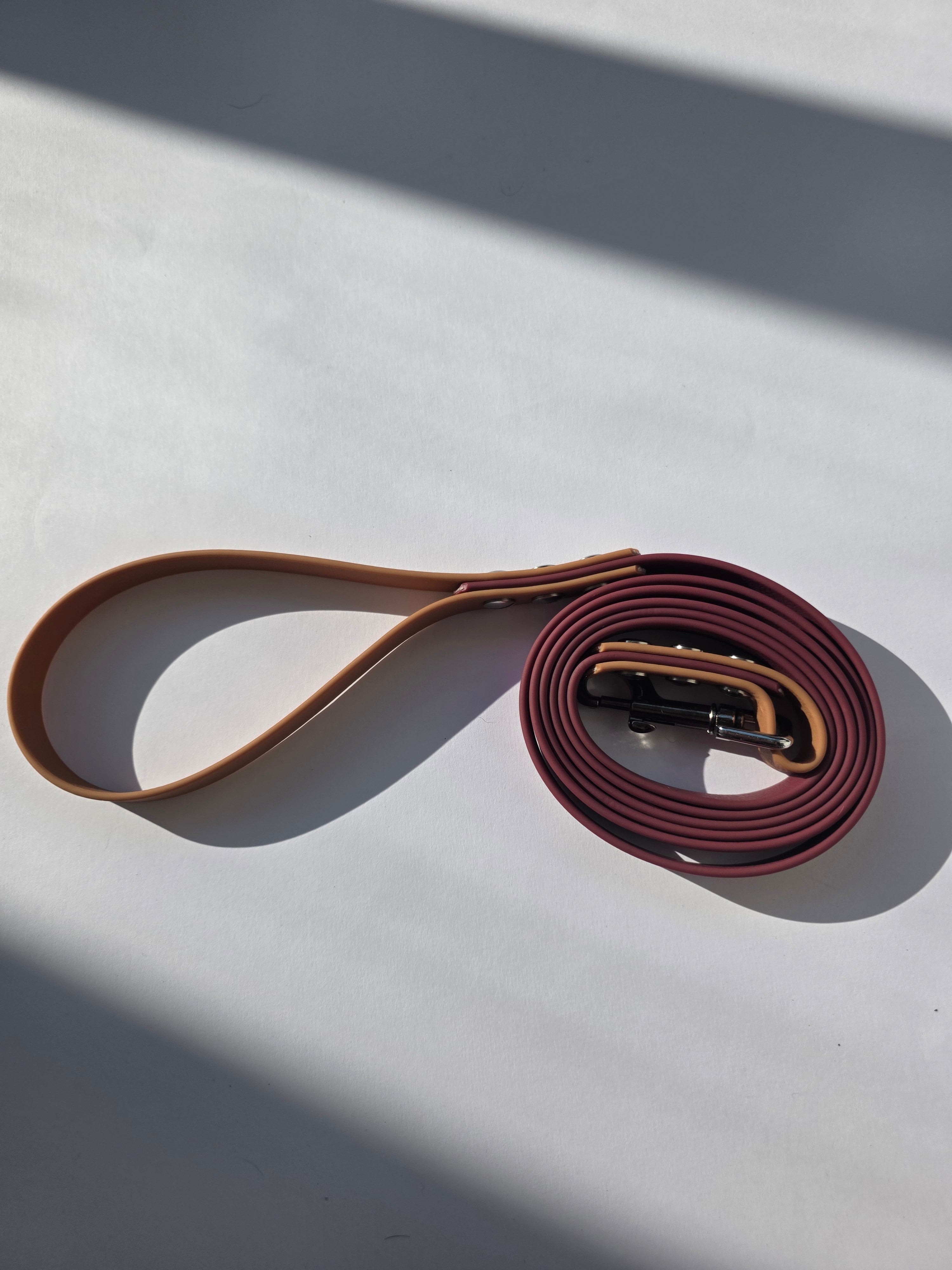 Pavadėlis dengtas PVC, bordo su ruda rankena