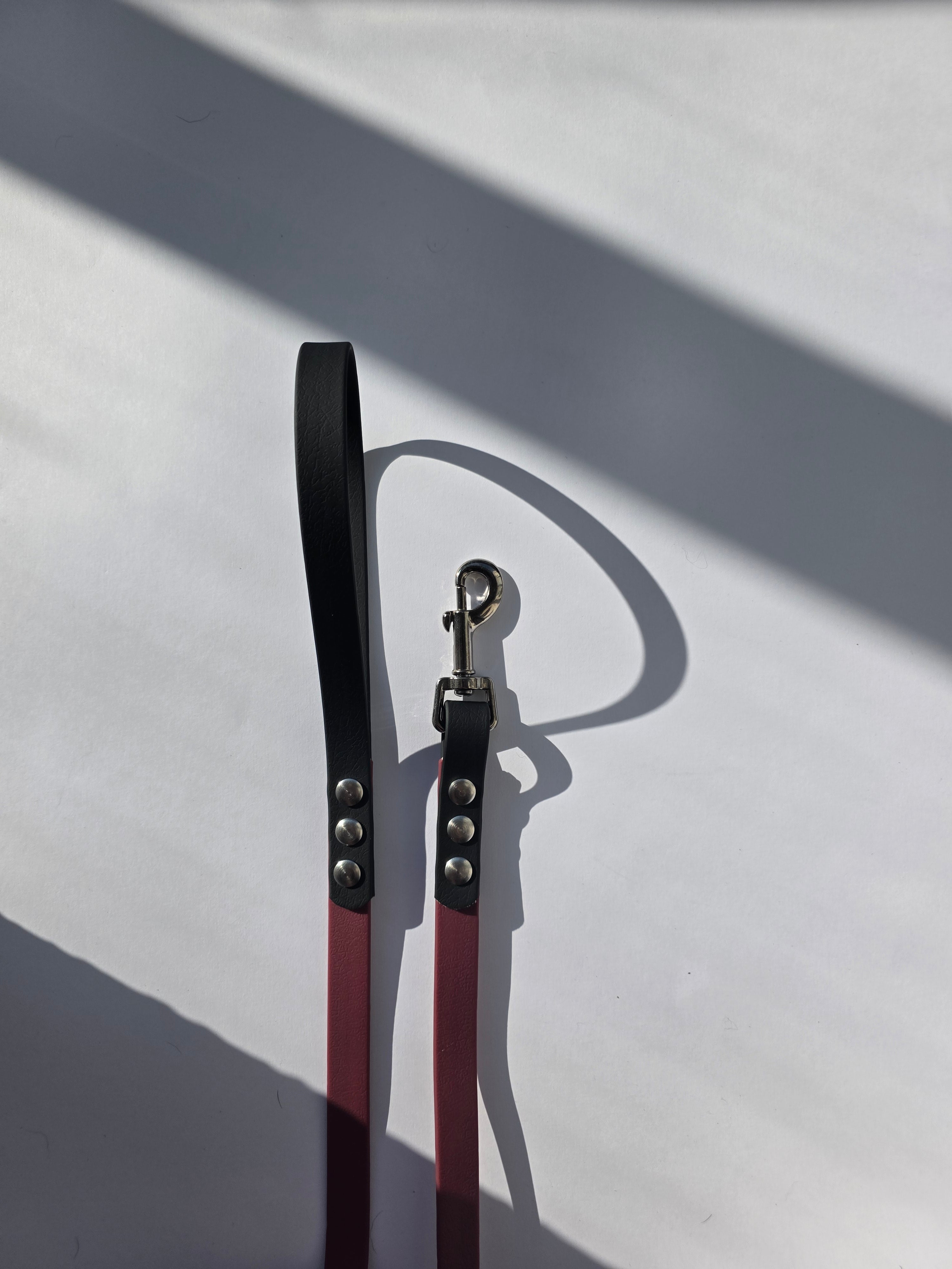 Pavadėlis dengtas PVC, bordo su juoda rankena