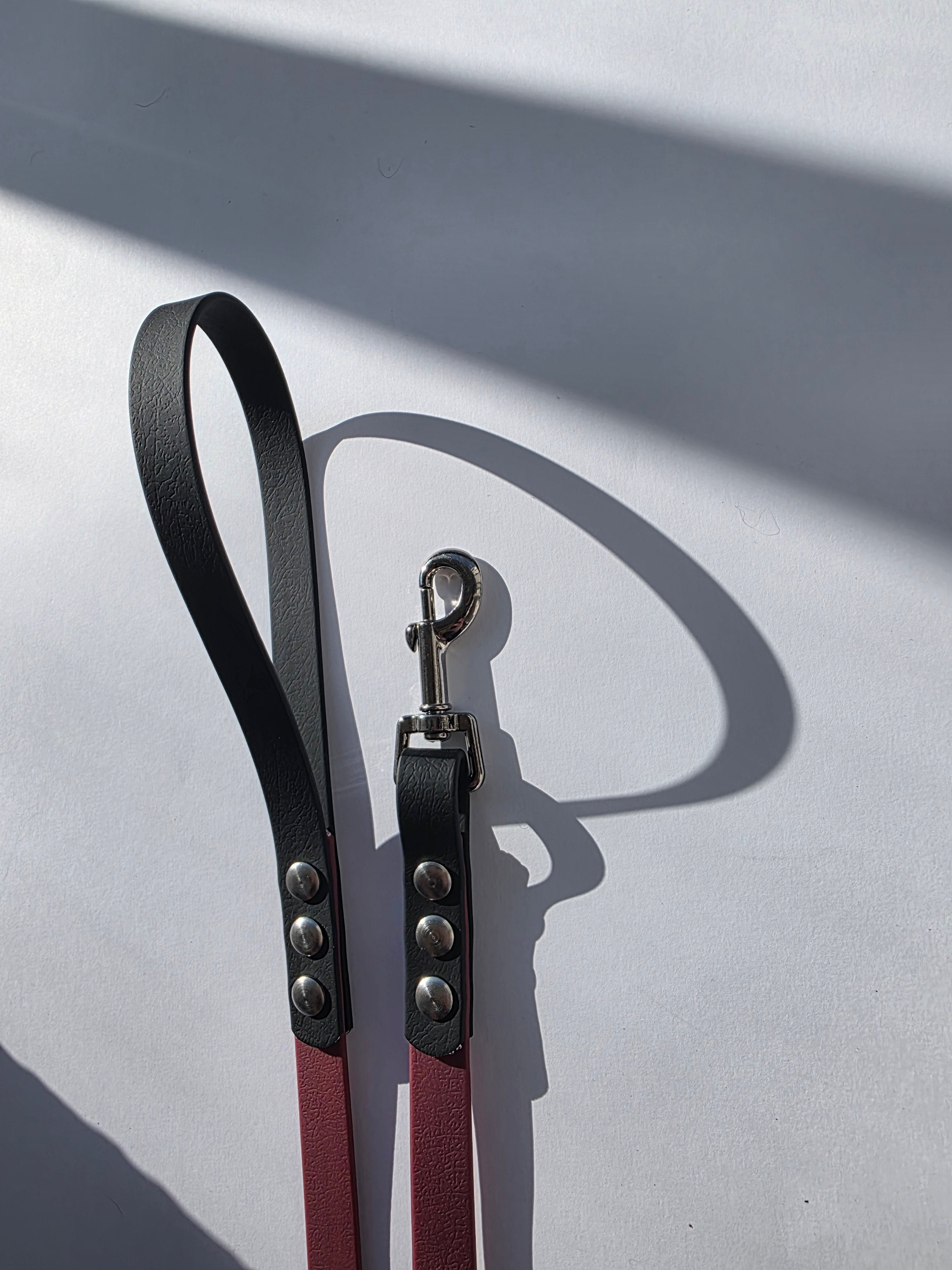 Pavadėlis dengtas PVC, bordo su juoda rankena