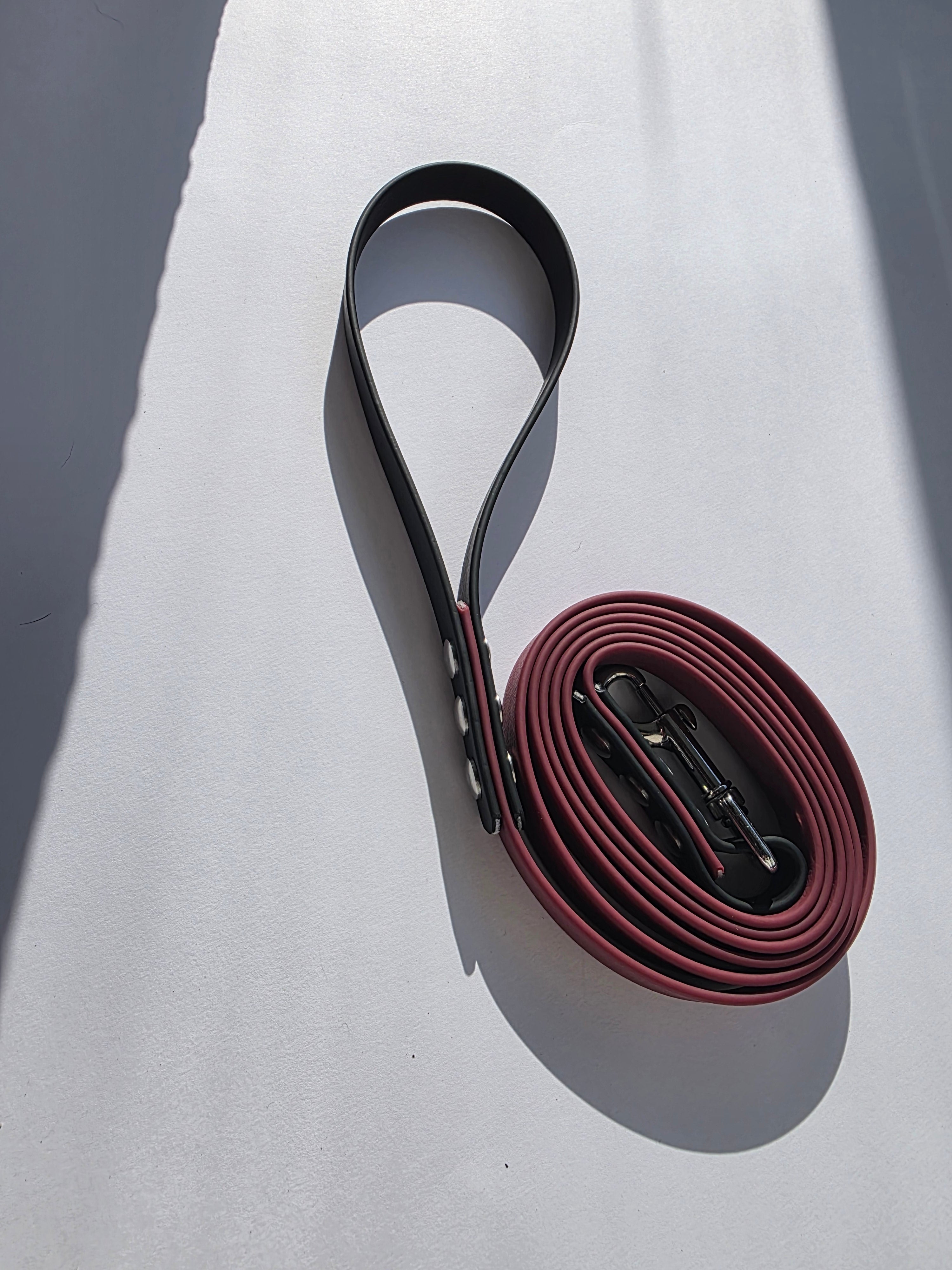 Pavadėlis dengtas PVC, bordo su juoda rankena