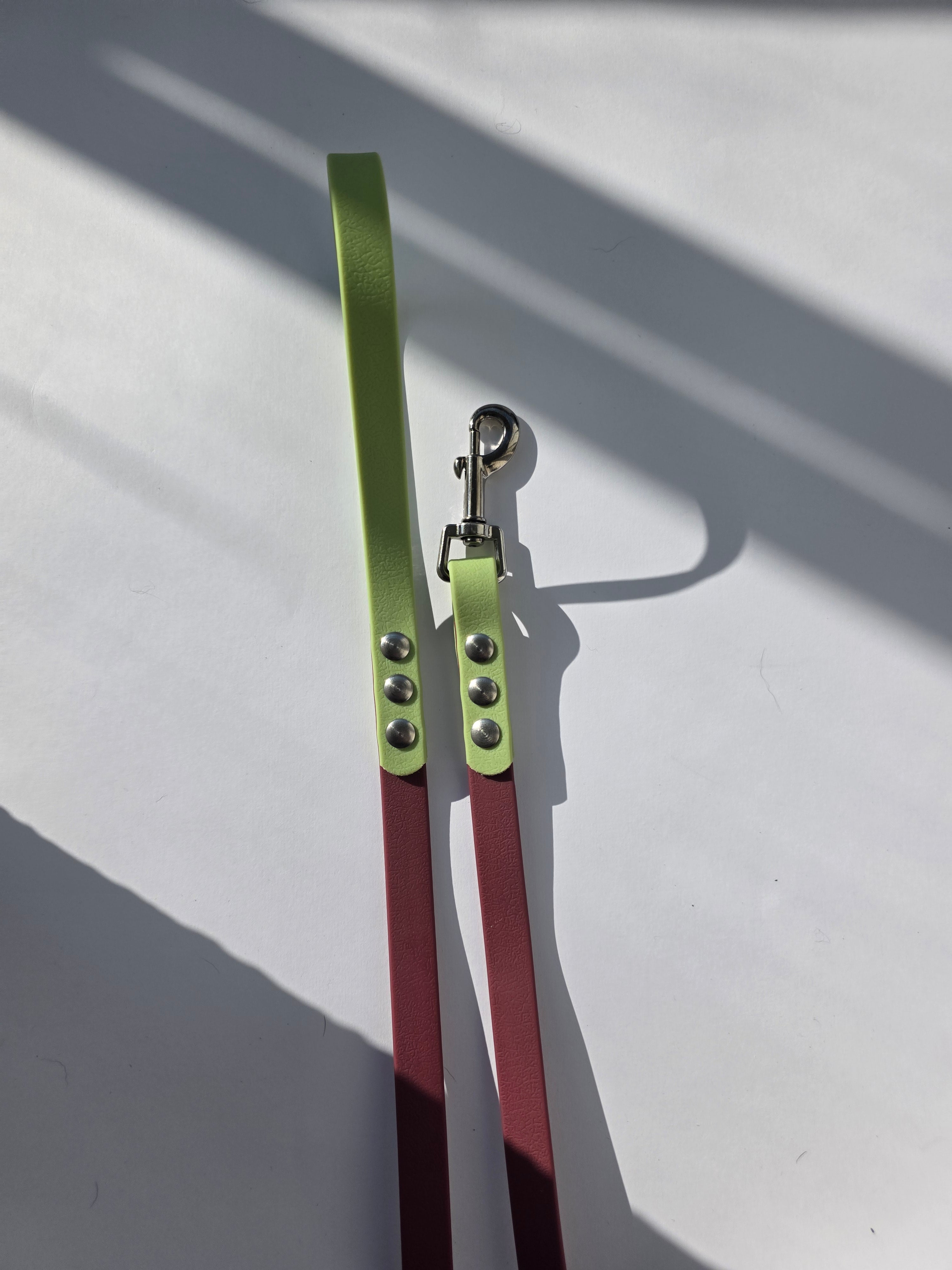 Pavadėlis dengtas PVC, bordo su žalia rankena